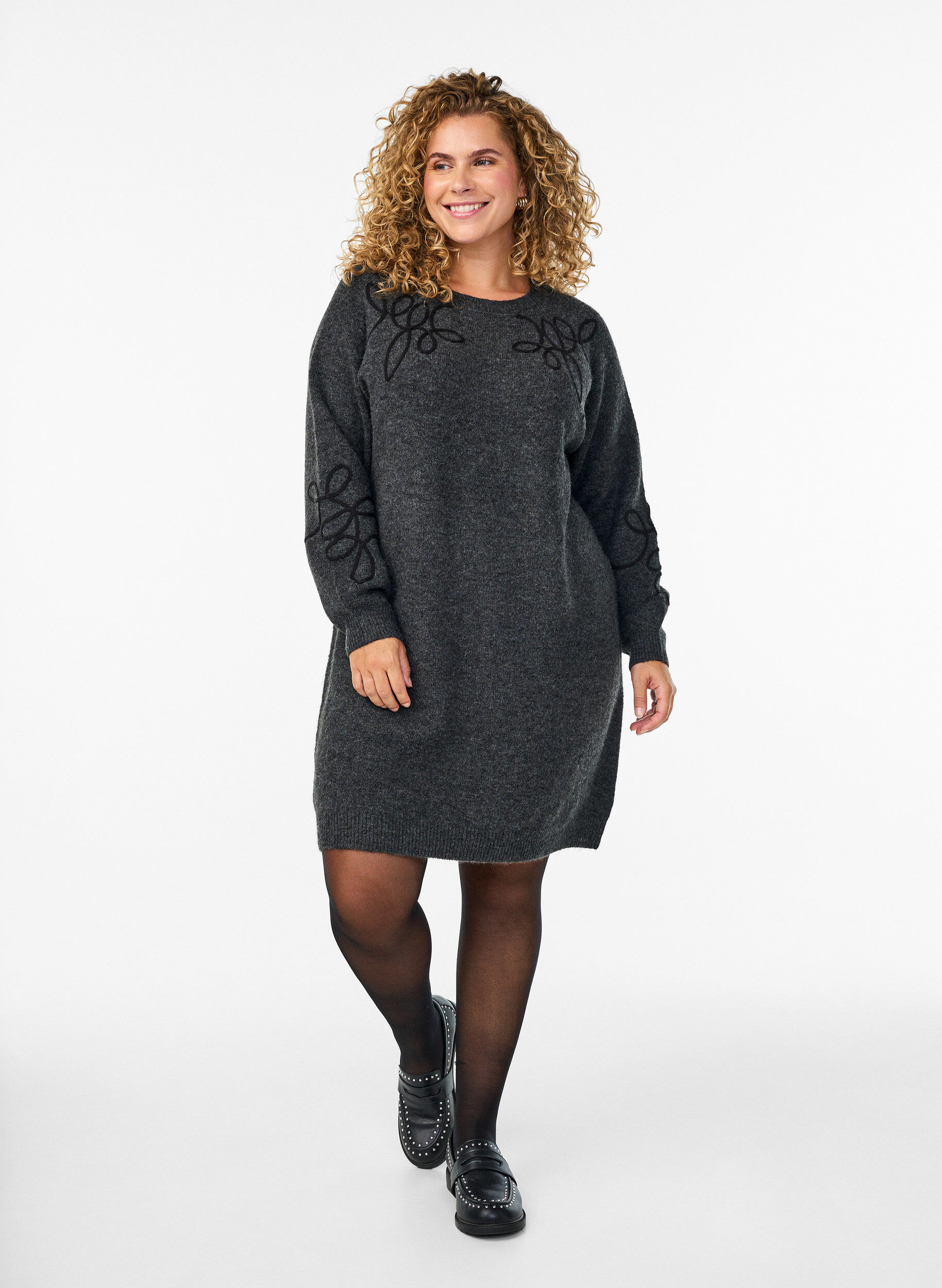 Kort stickad kl&auml;nning med p&aring;sydda sn&ouml;rdetaljer, Gr&aring;, Model