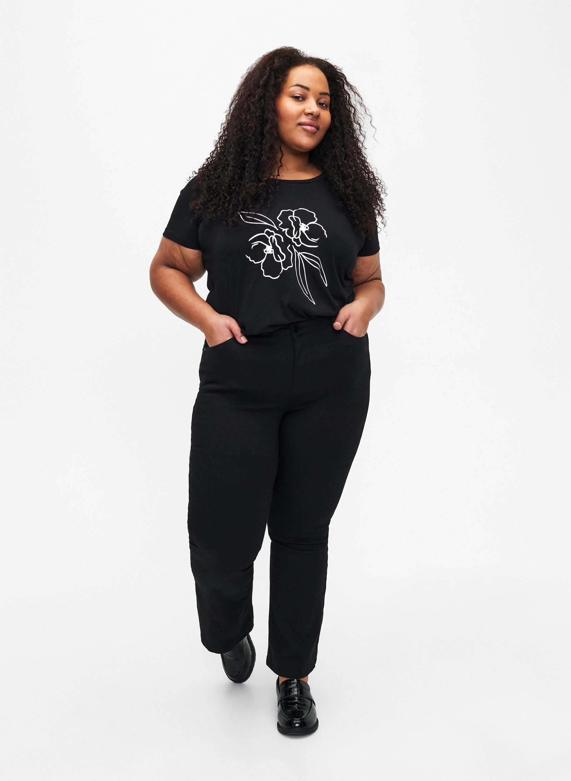 Zizzi T-shirt i bomull med motiv, Black w. Flower, Model image number 2