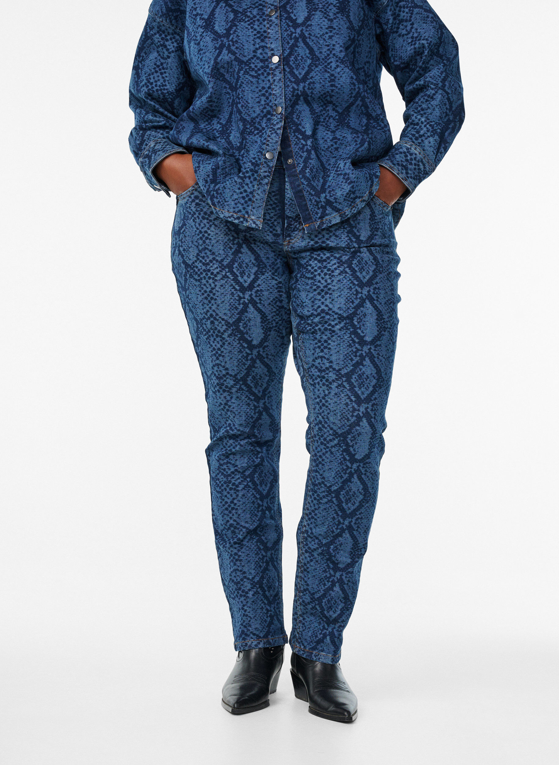 Zizzi Emily jeans med ormskinnsm&ouml;nster, Bl&aring;, Model image number 2