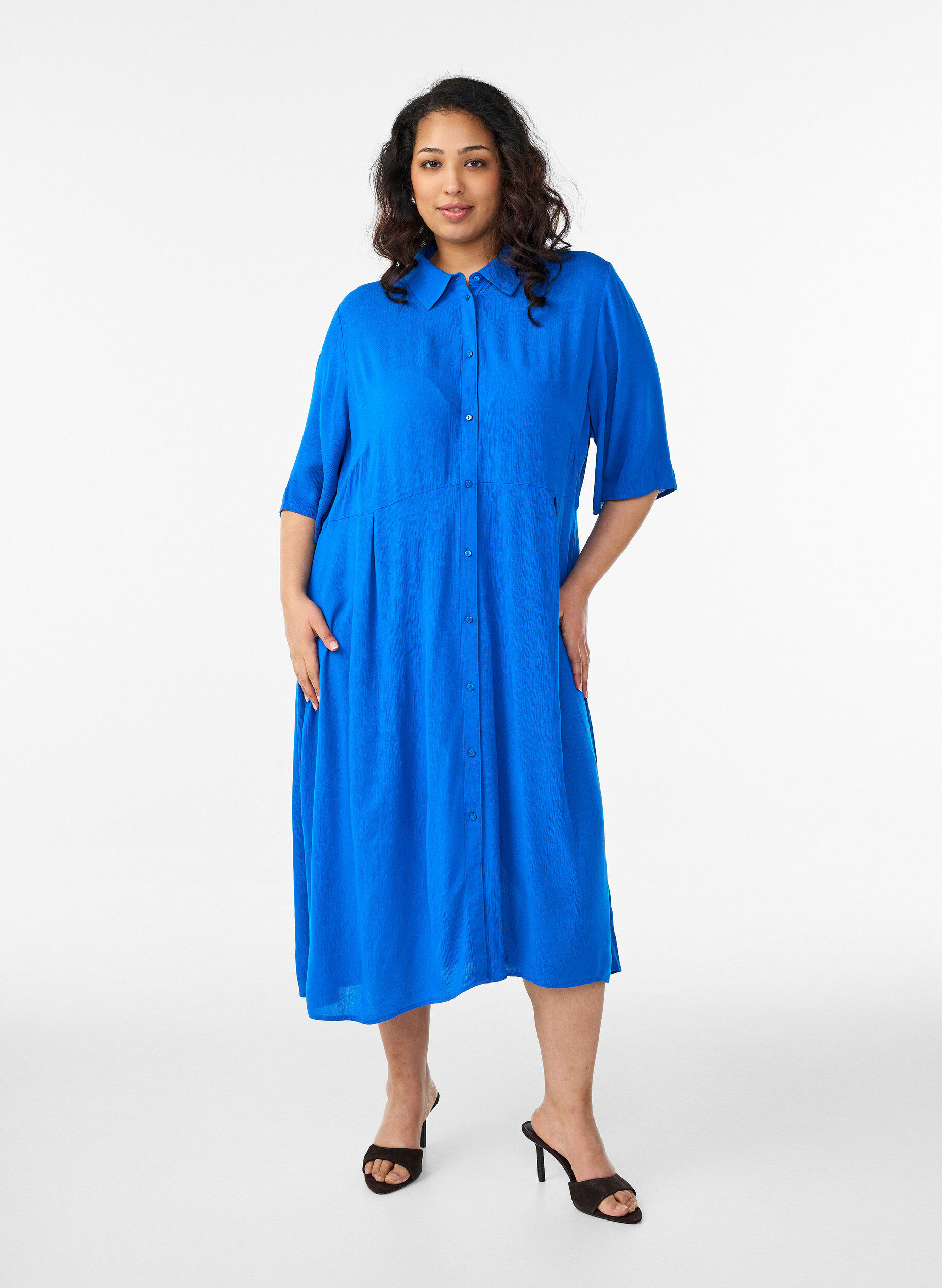 Midikl&auml;nning i skjortmodell med korta &auml;rmar, Bl&aring;, Model
