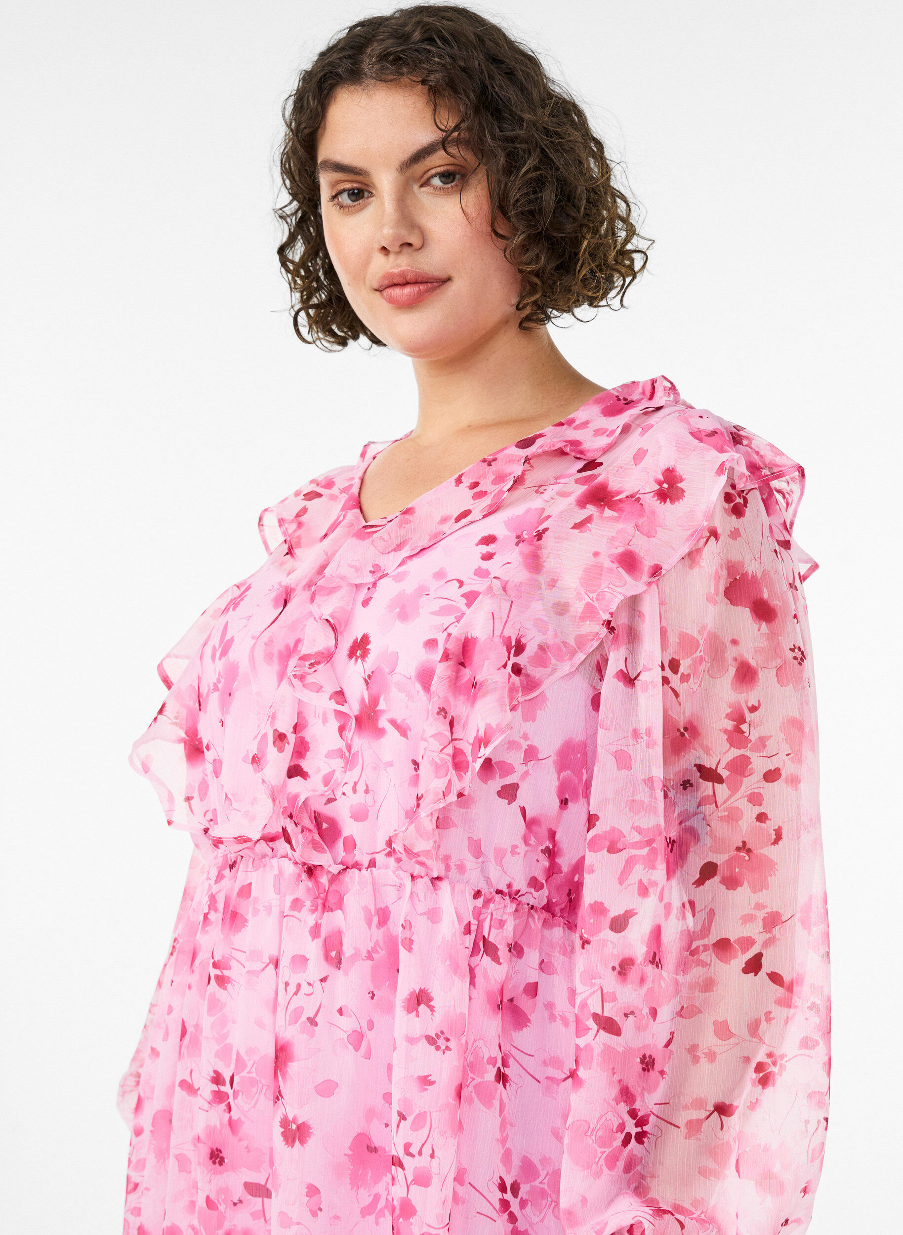 ZizziBlommig kl&auml;nning i chiffong med volanger och l&aring;nga &auml;rmar, Rosa, Model image number 2