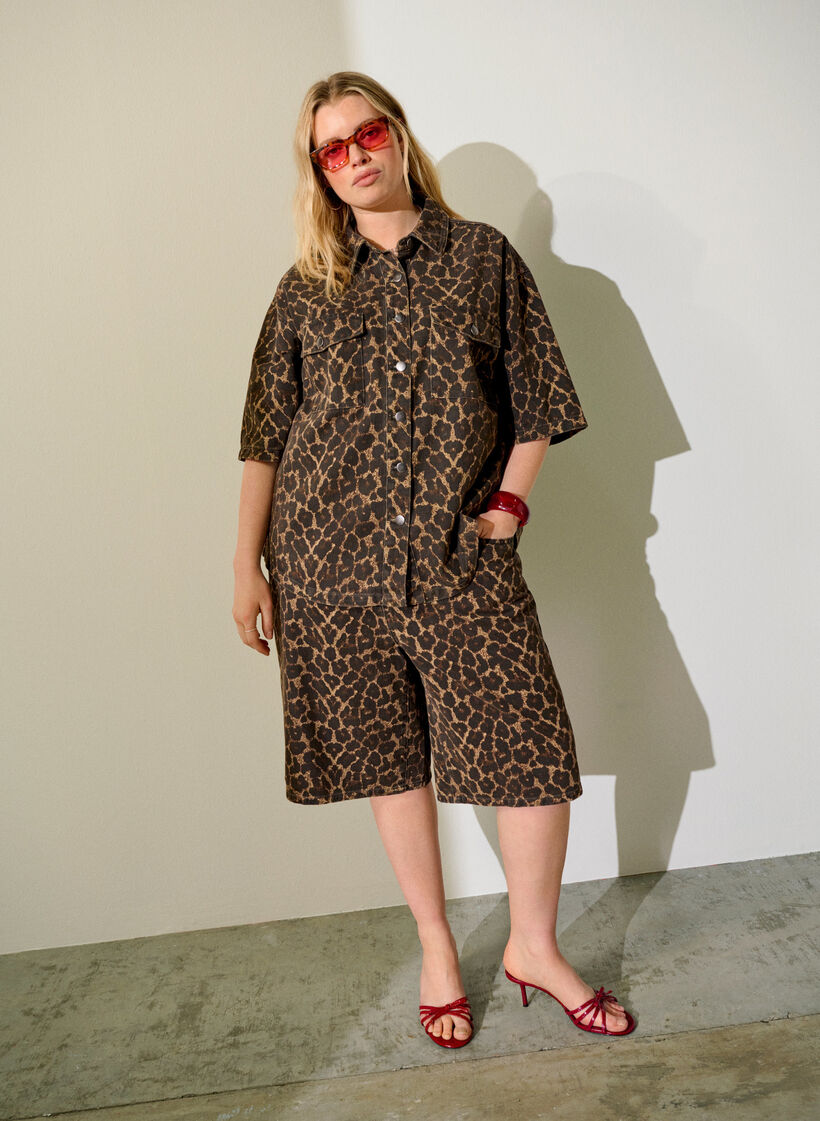 Leopardm&ouml;nstrade jeansshorts i bermuda-modell, Brun, Image image number 0