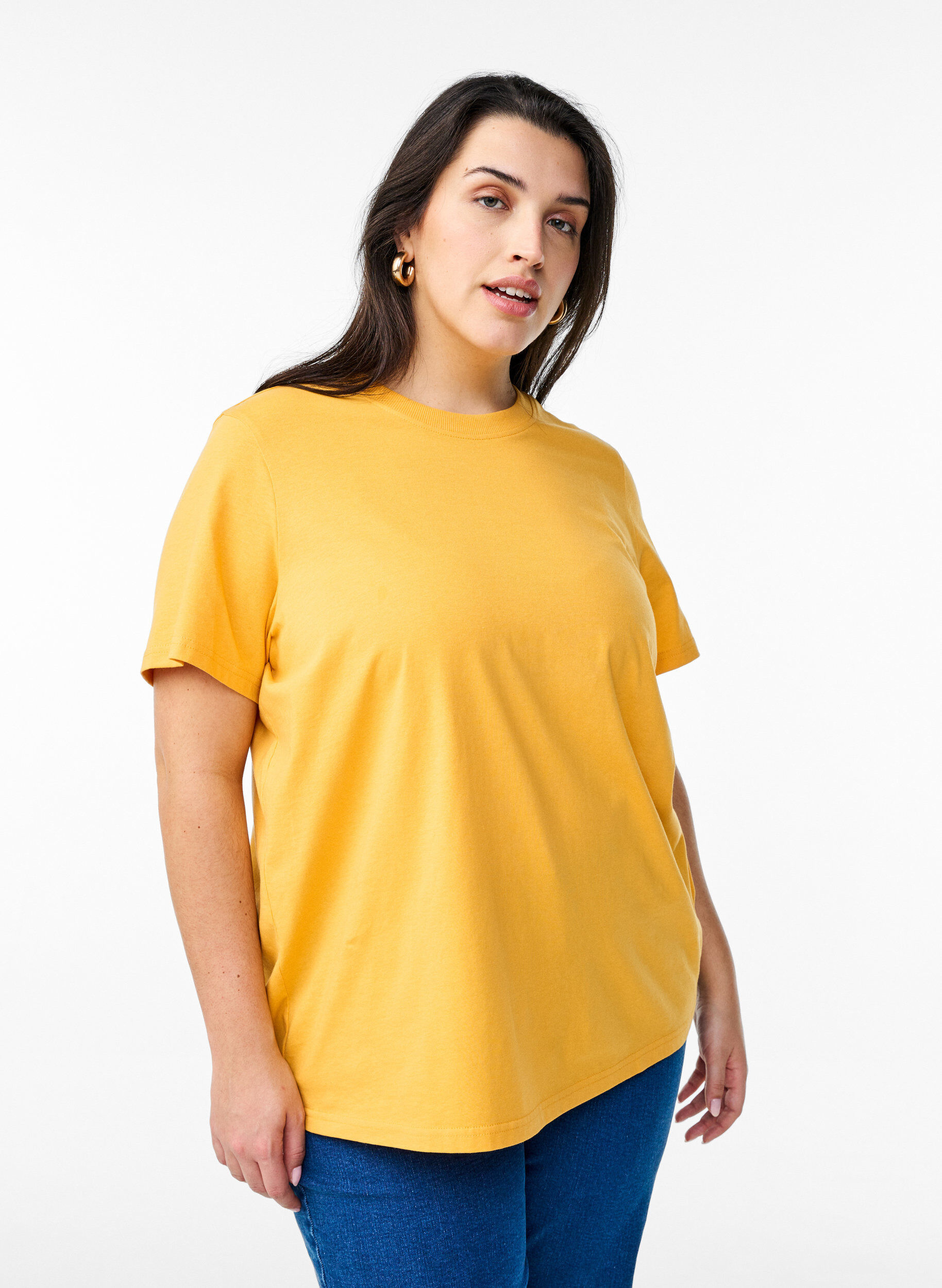 Enkel t-shirt i bomull med rund halsringning, Gul, Model