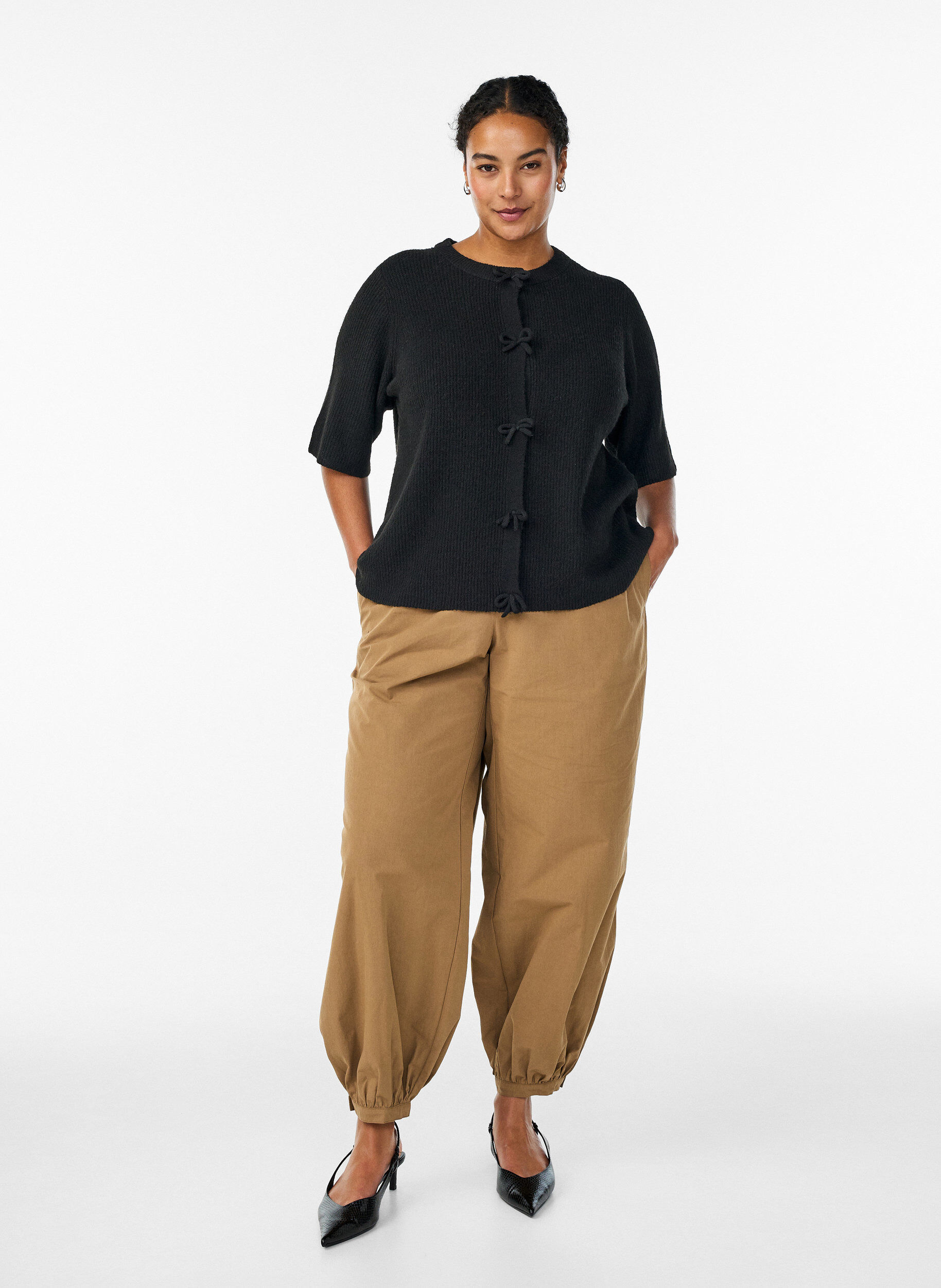 Zizzi Kort&auml;rmad stickad kofta med rosetter, Svart, Model image number 1