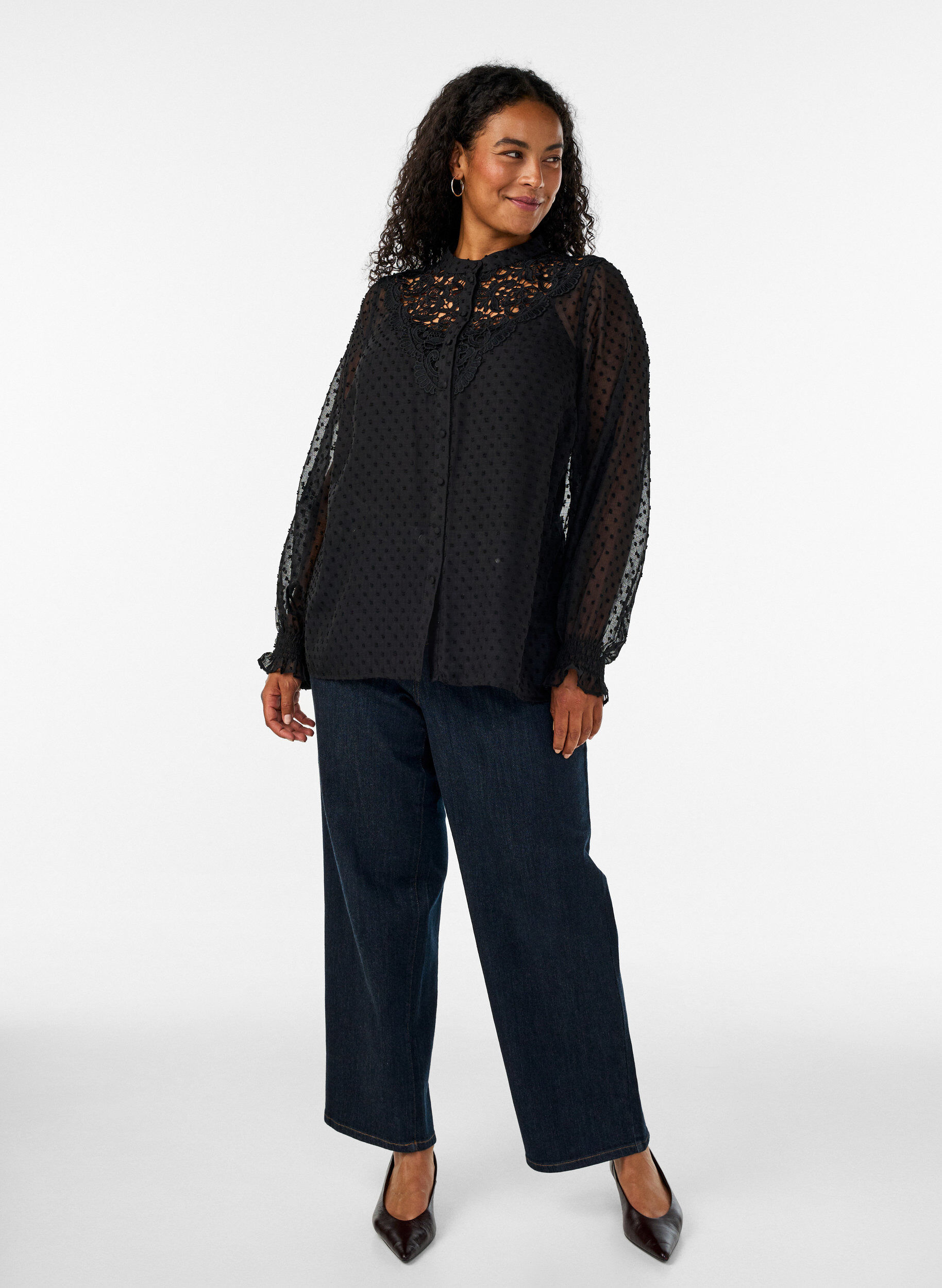 ZizziSkjortblus med spetsinf&auml;llning och prickigt m&ouml;nster, Svart, Model image number 1