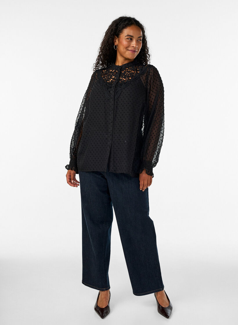 Skjortblus med spetsinf&auml;llning och prickigt m&ouml;nster, Svart, Model image number 1