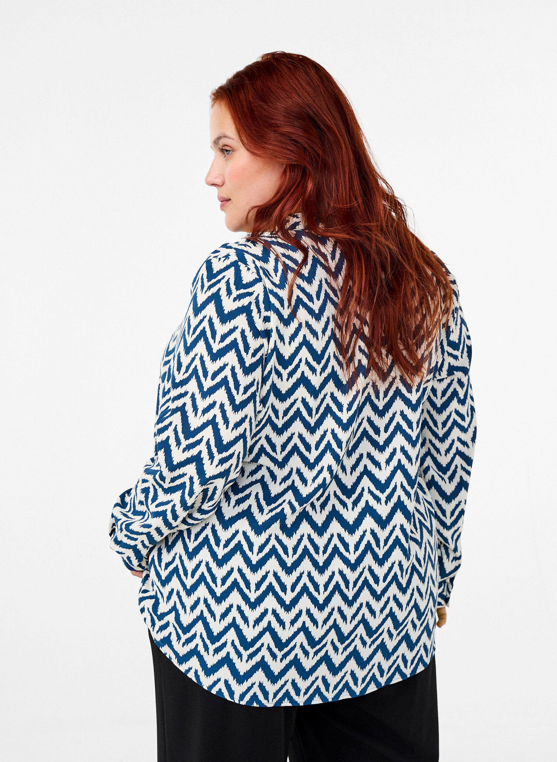 Zizzi L&aring;ng&auml;rmad skjortblus med V-ringning, OFF WHITE ZIG ZAG, Model image number 1