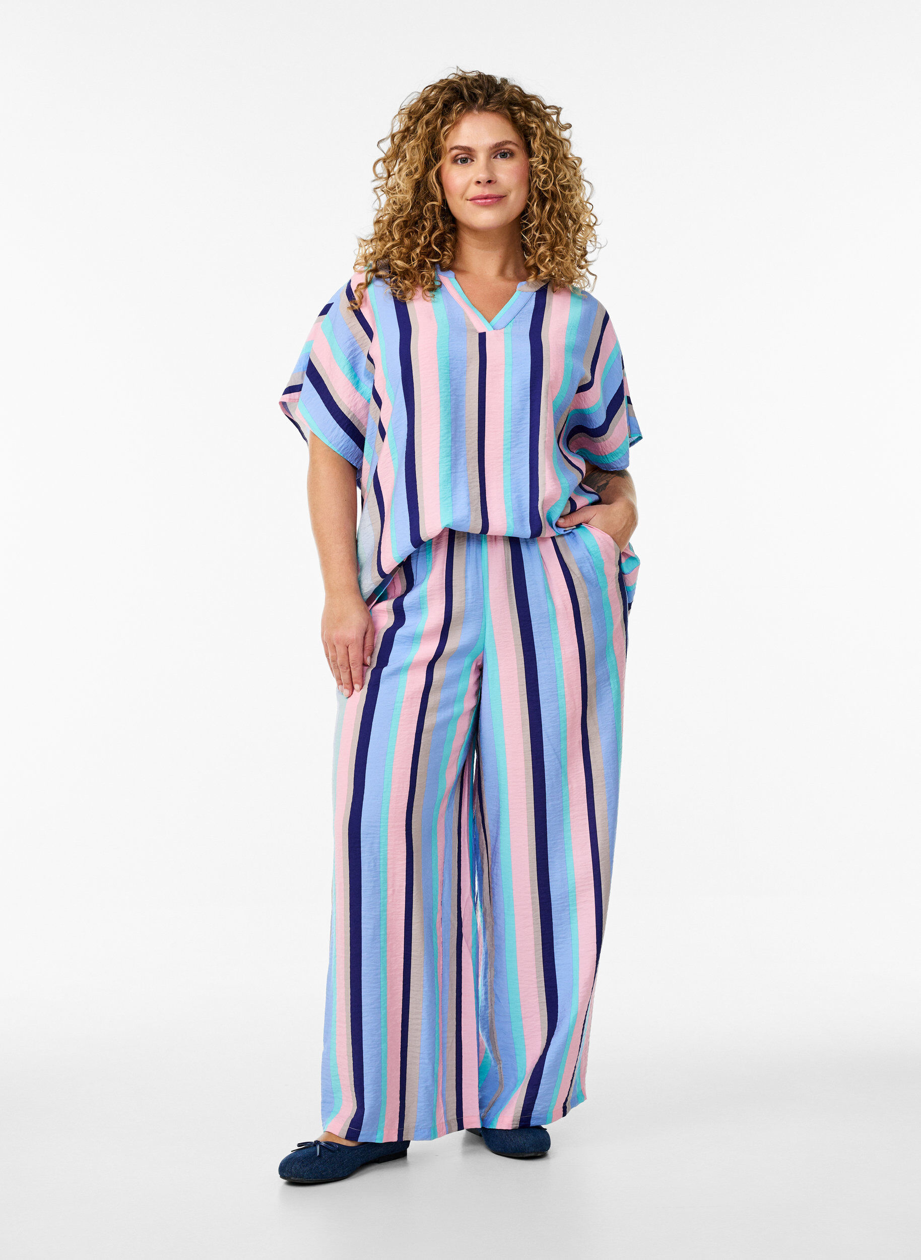 Zizzi Randig viskosblus med kort &auml;rm, Bl&aring;, Model image number 1