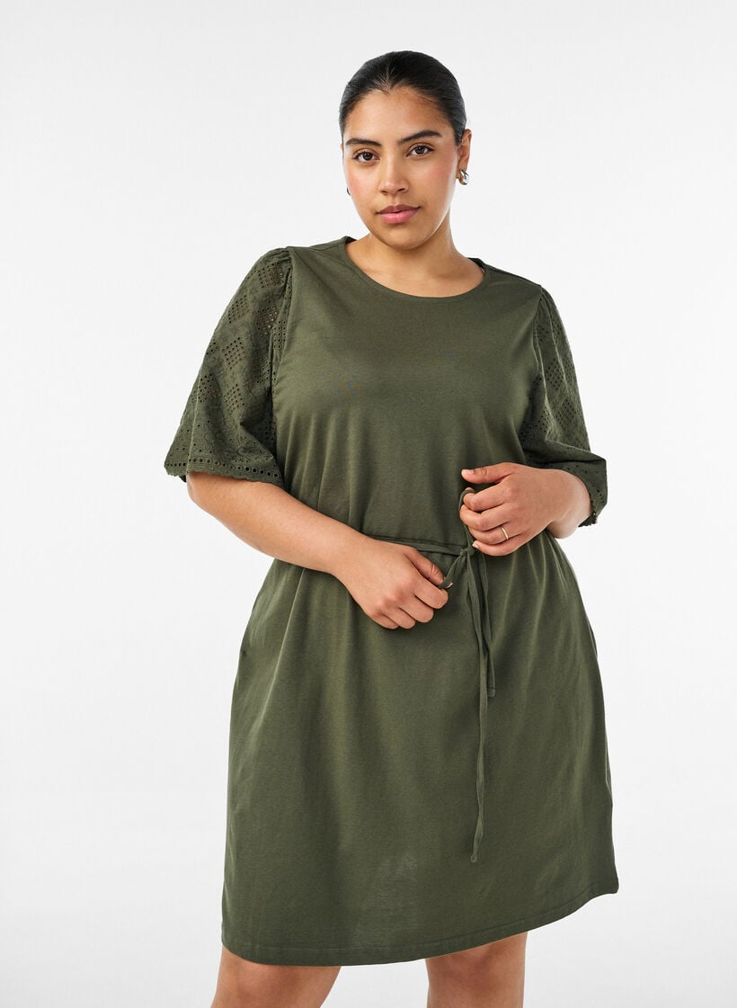 Kl&auml;nning i bomull med &auml;rmar i broderie anglaise och knytsk&auml;rp i midjan, Gr&ouml;n, Model image number 0