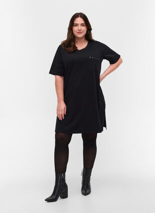 Lång t-shirt i bomull med bröstficka och nitar, Black, Model image number 2
