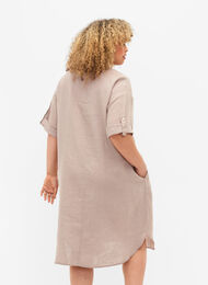 Kortärmad klänning i 100% linne, Sand, Model