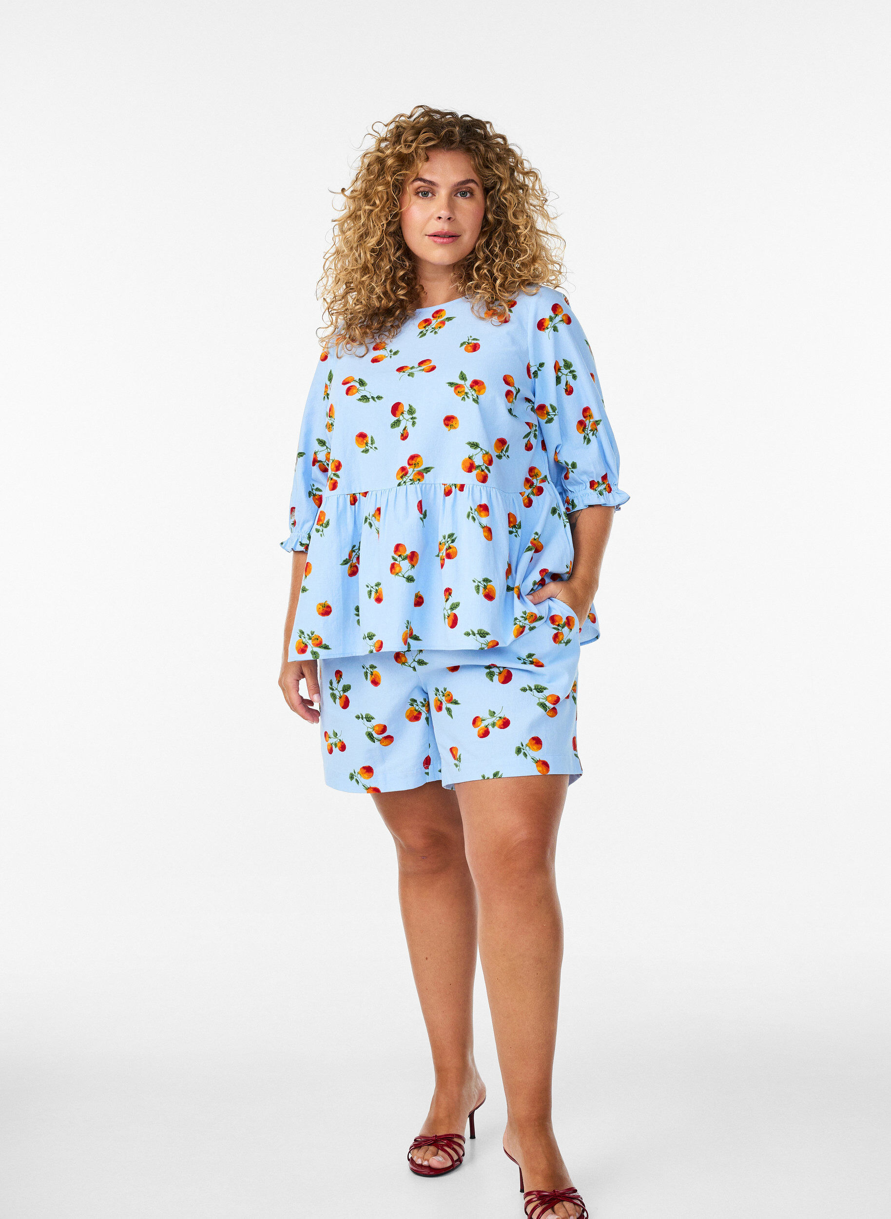 ZizziShorts i bomull med tomatm&ouml;nster och h&ouml;g midja, Bl&aring;, Model image number 1