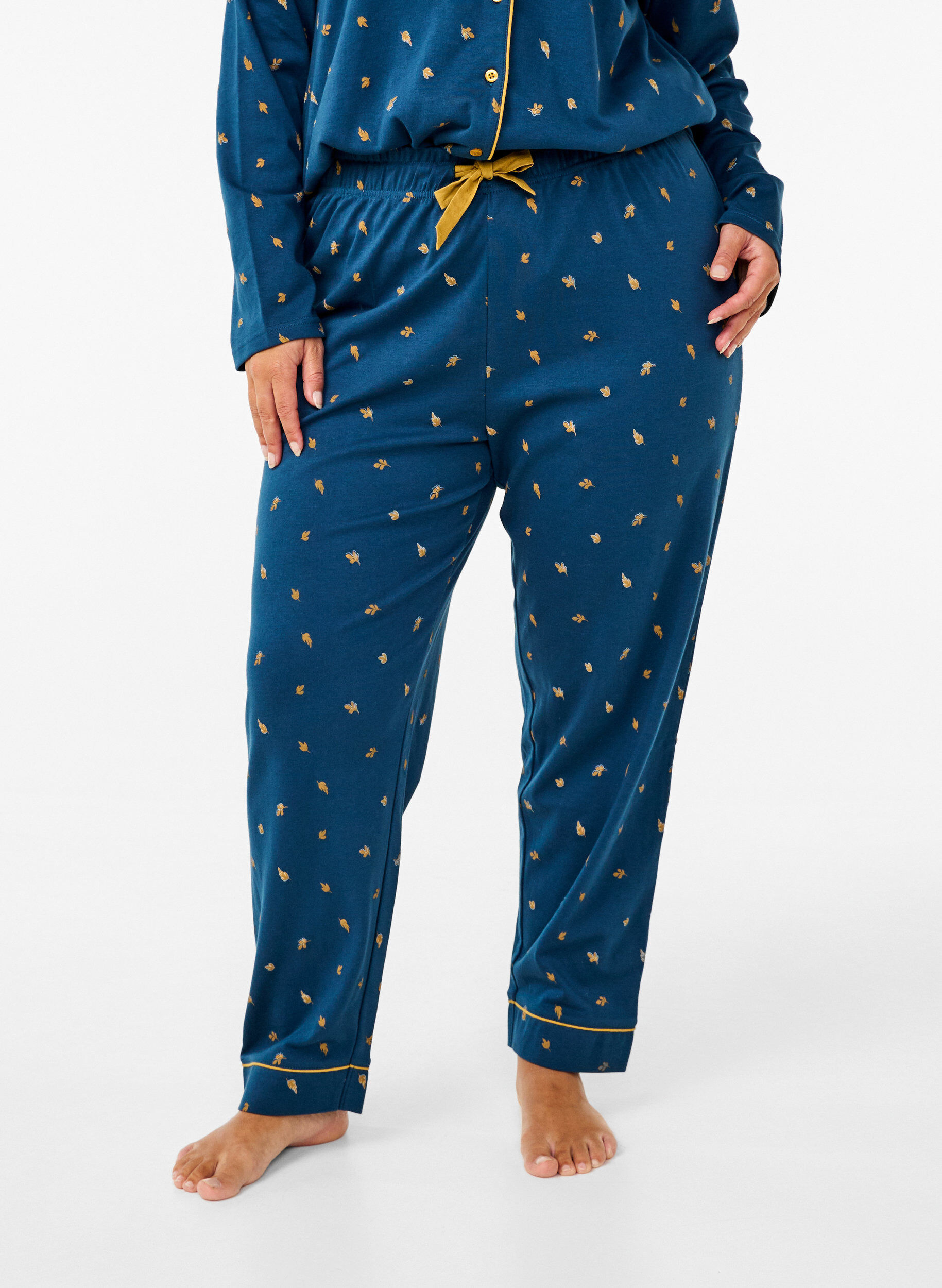 Zizzi Pyjamasbyxor i bomull med tryck, Blue Opal AOP, Model image number 2