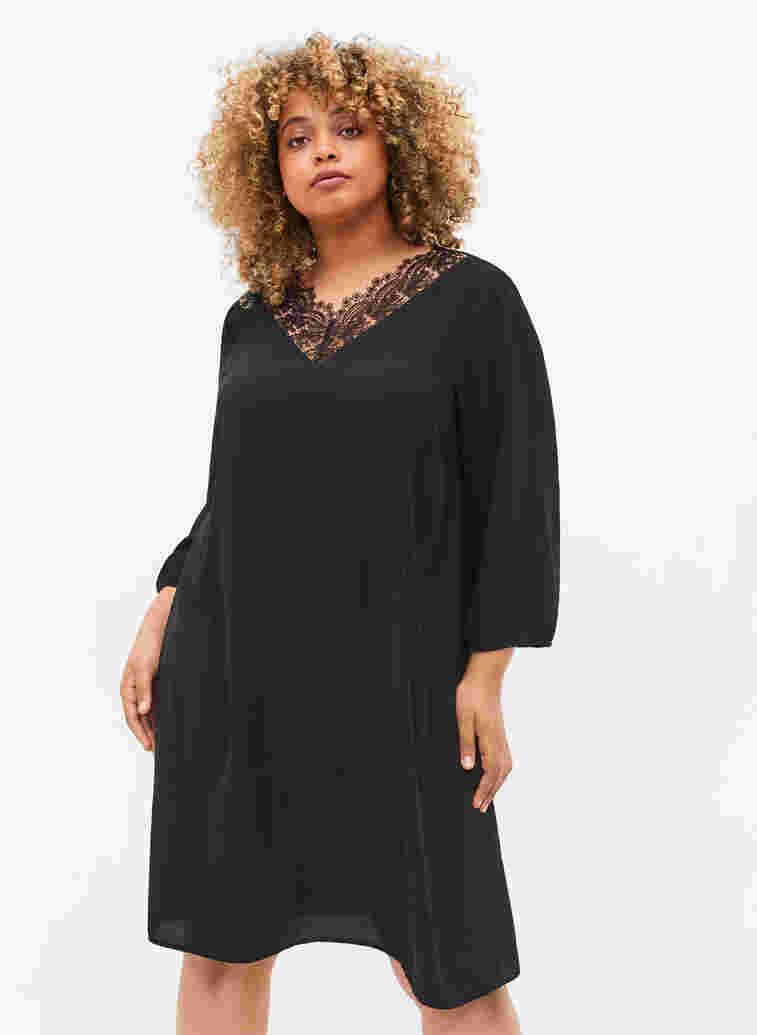 Klänning med spets och 3/4-ärmar, Black, Model