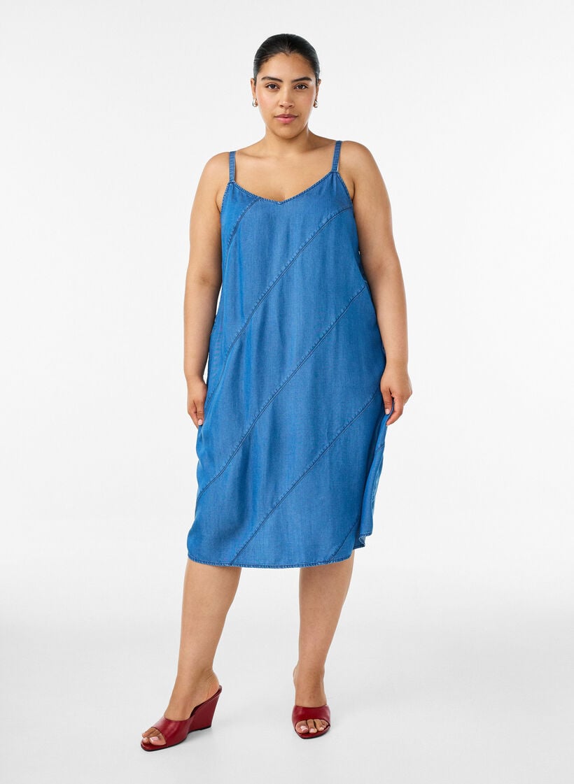 Kl&auml;nning i denimlook i TENCEL&trade; Lyocell med axelband, Bl&aring;, Model image number 1