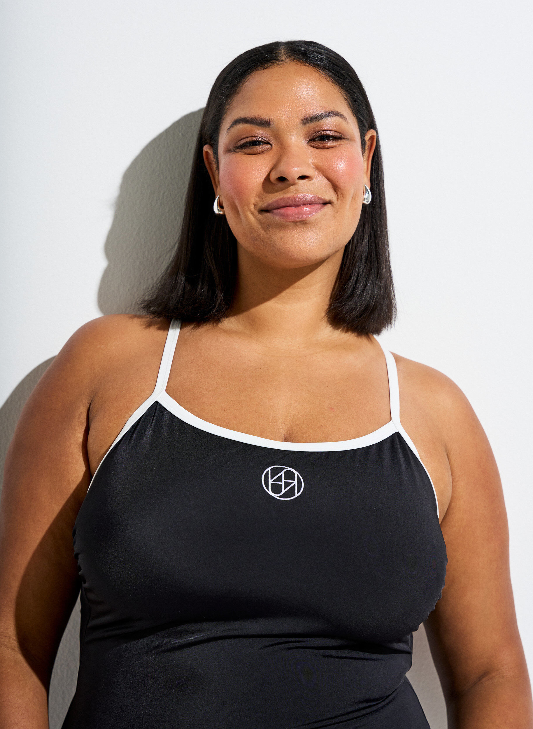 Zizzi Sportbaddr&auml;kt med kontrastkant och korsade axelband, Svart, Model image number 3