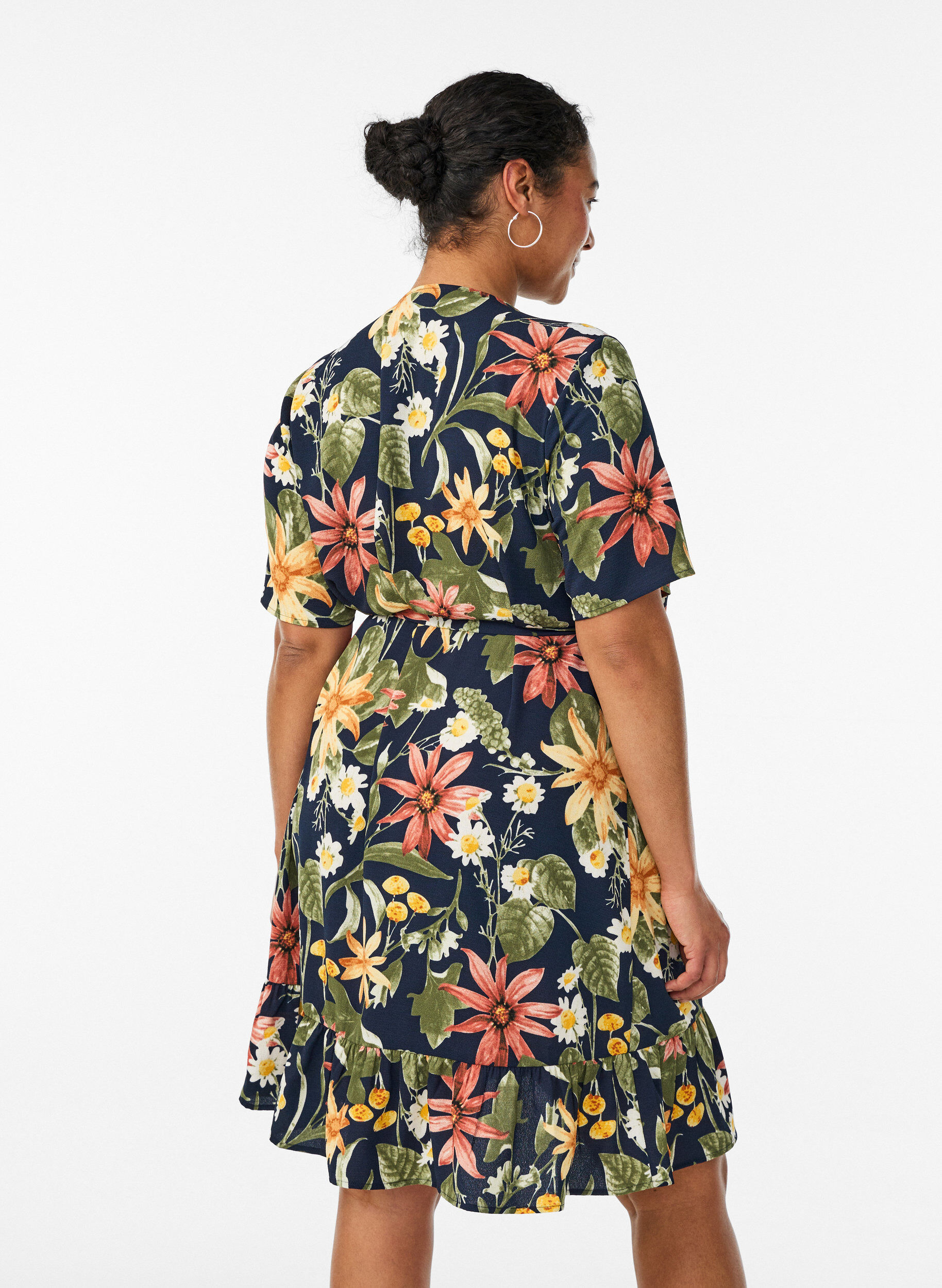 Zizzi Blommig omlottkl&auml;nning med korta &auml;rmar, Bl&aring;, Model image number 2