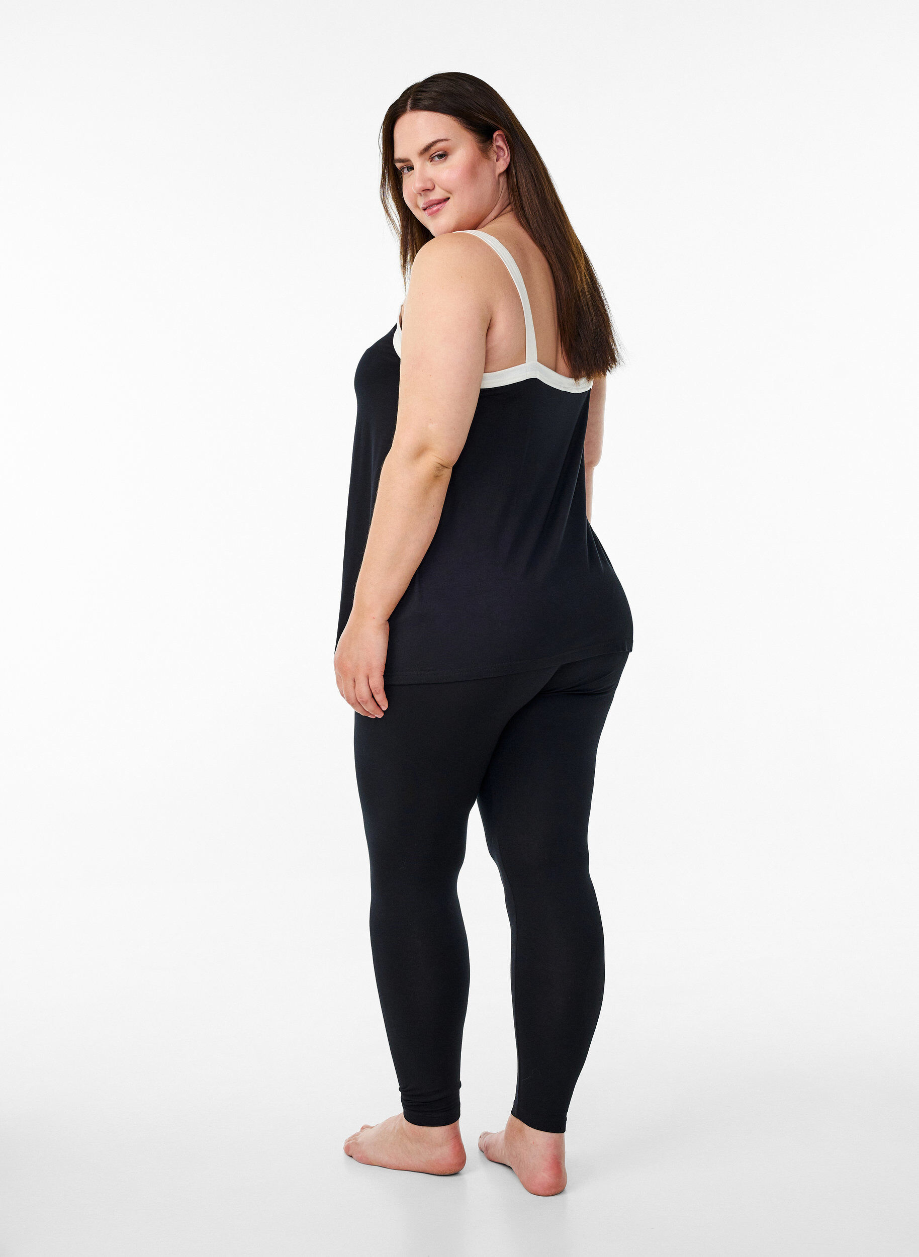 Zizzi Ankelkorta leggings i viskos, Svart, Model image number 1