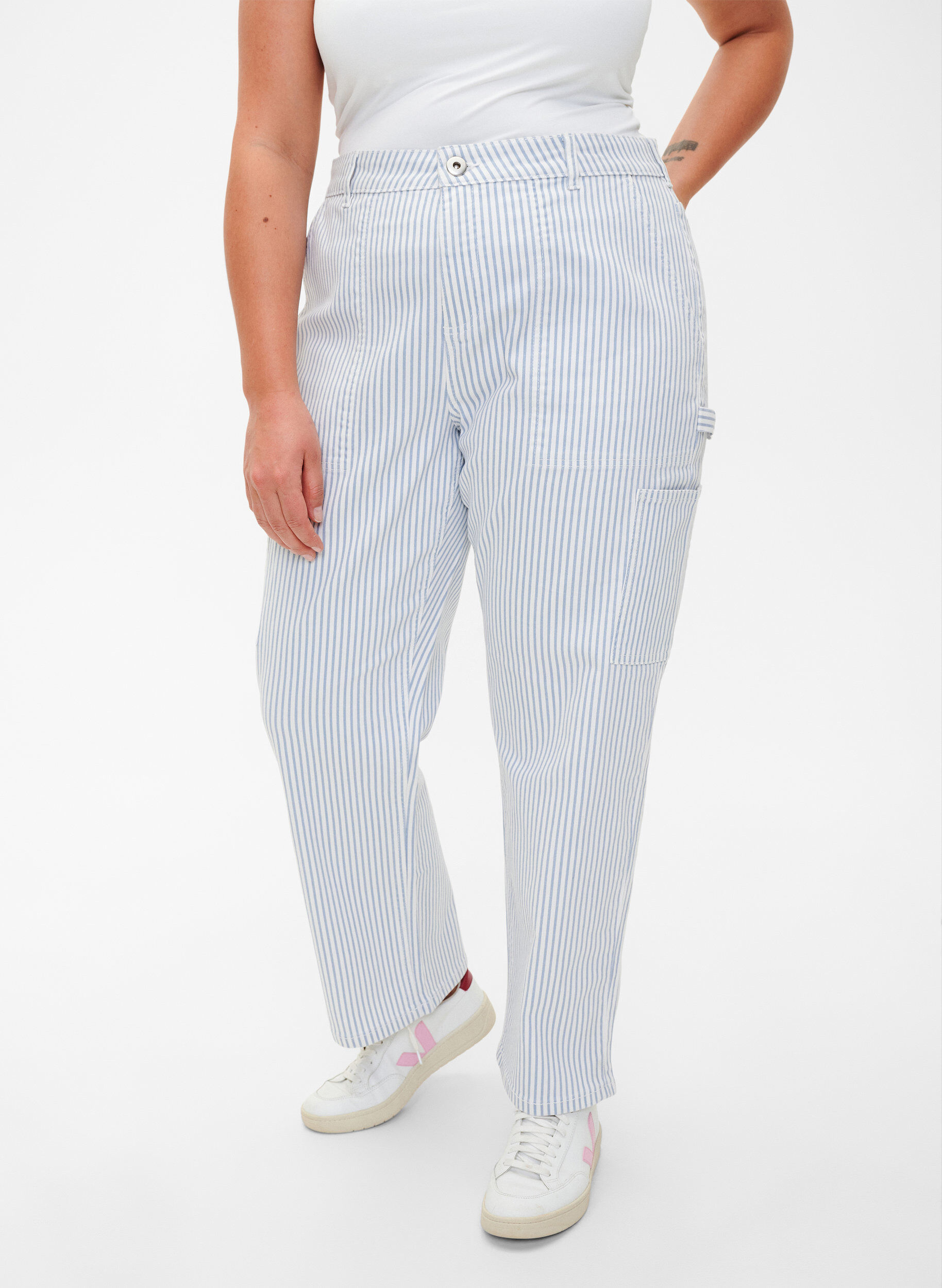 Zizzi Randiga cargojeans med rak passform, Blue White Stripe, Model image number 2