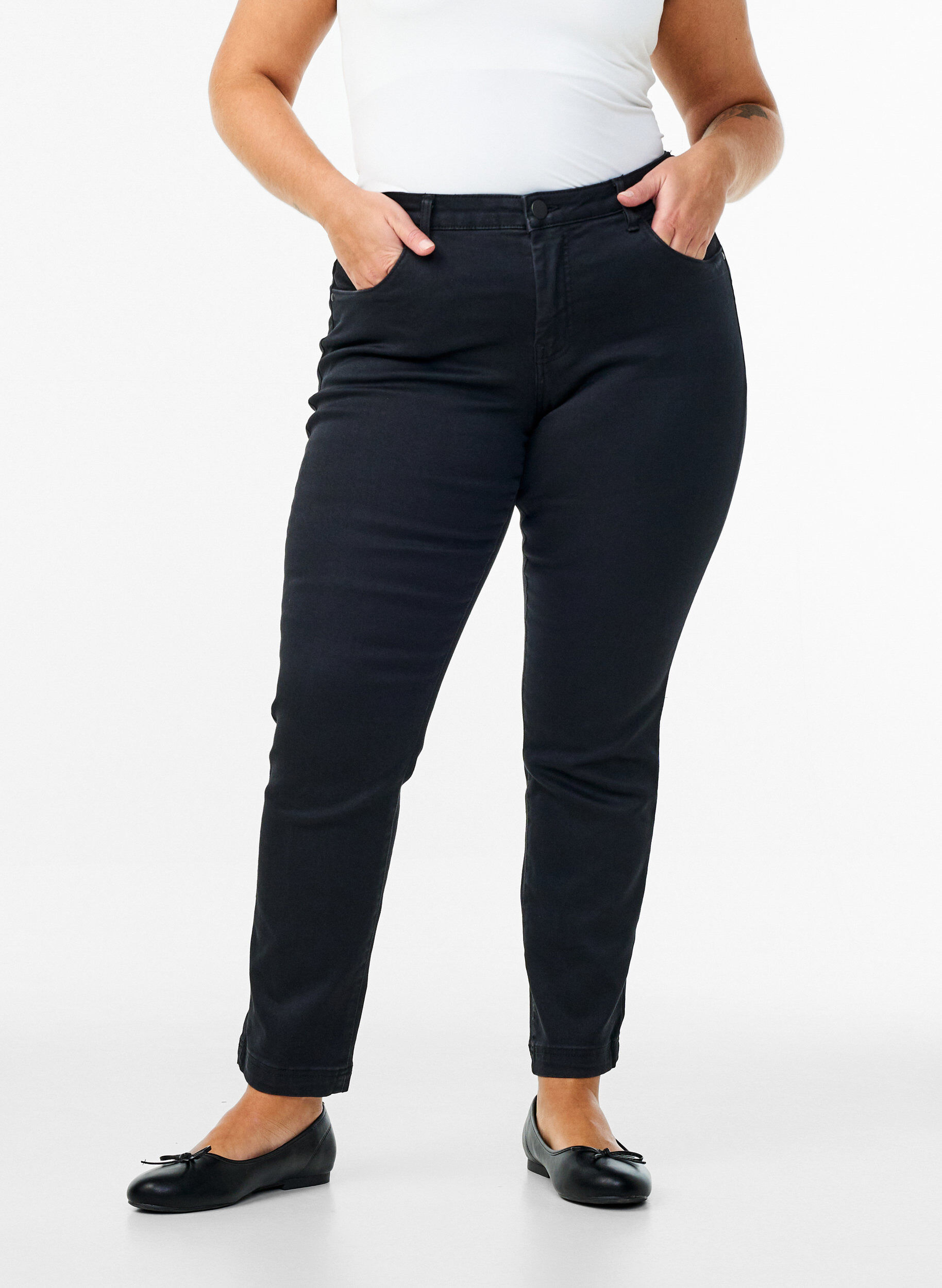 Zizzi Emily jeans med smal passform och normal midja, Svart, Model image number 2