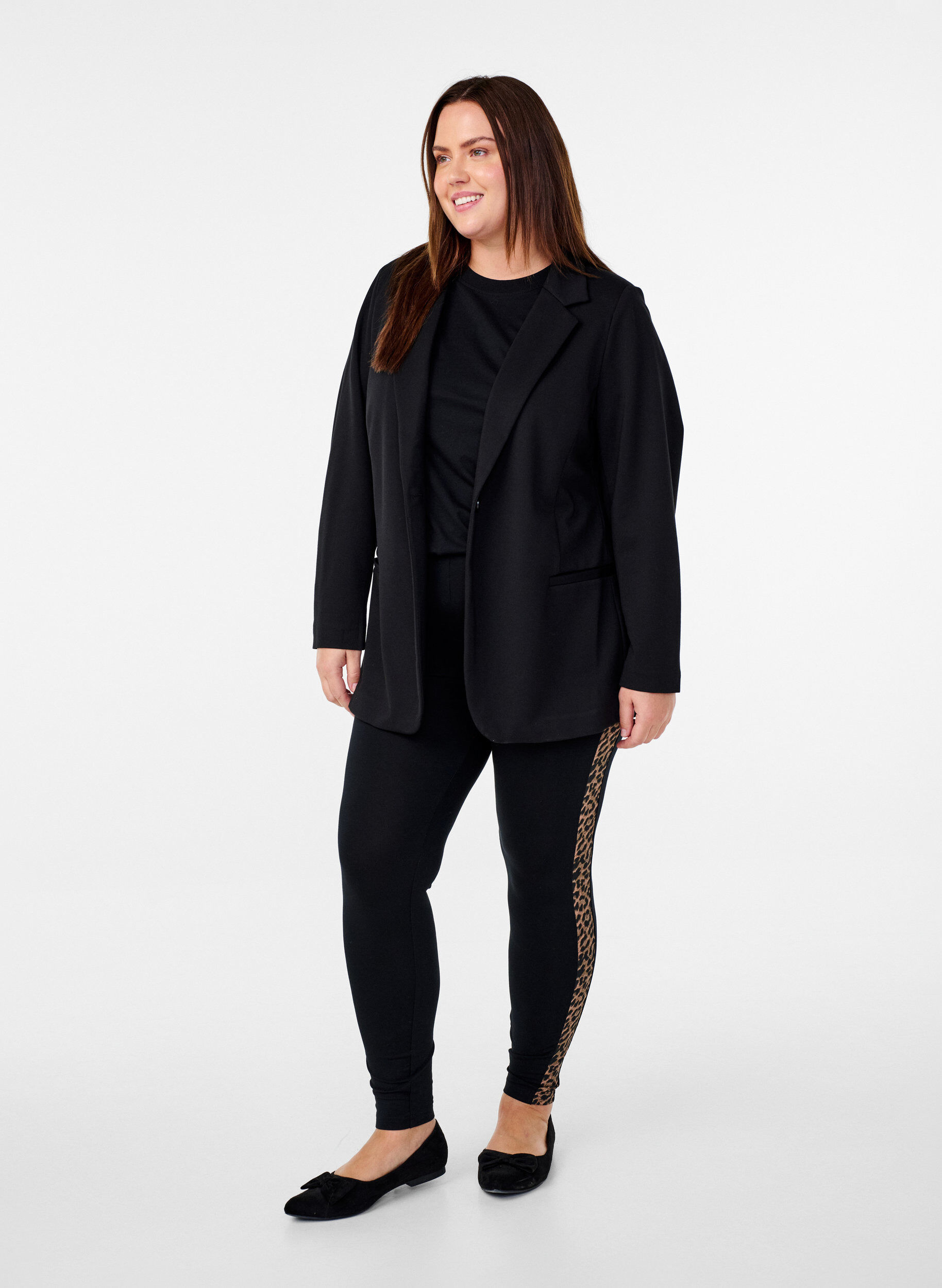 Zizzi Leggings i viskos med leopardm&ouml;nstrade r&auml;nder, Black W. Leo, Model image number 2