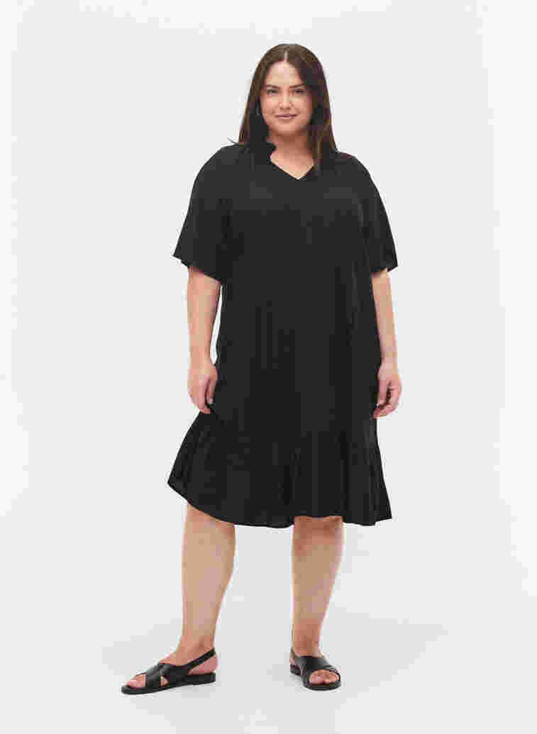 Kortärmad klänning i viskos med v-ringning, Black, Model image number 2