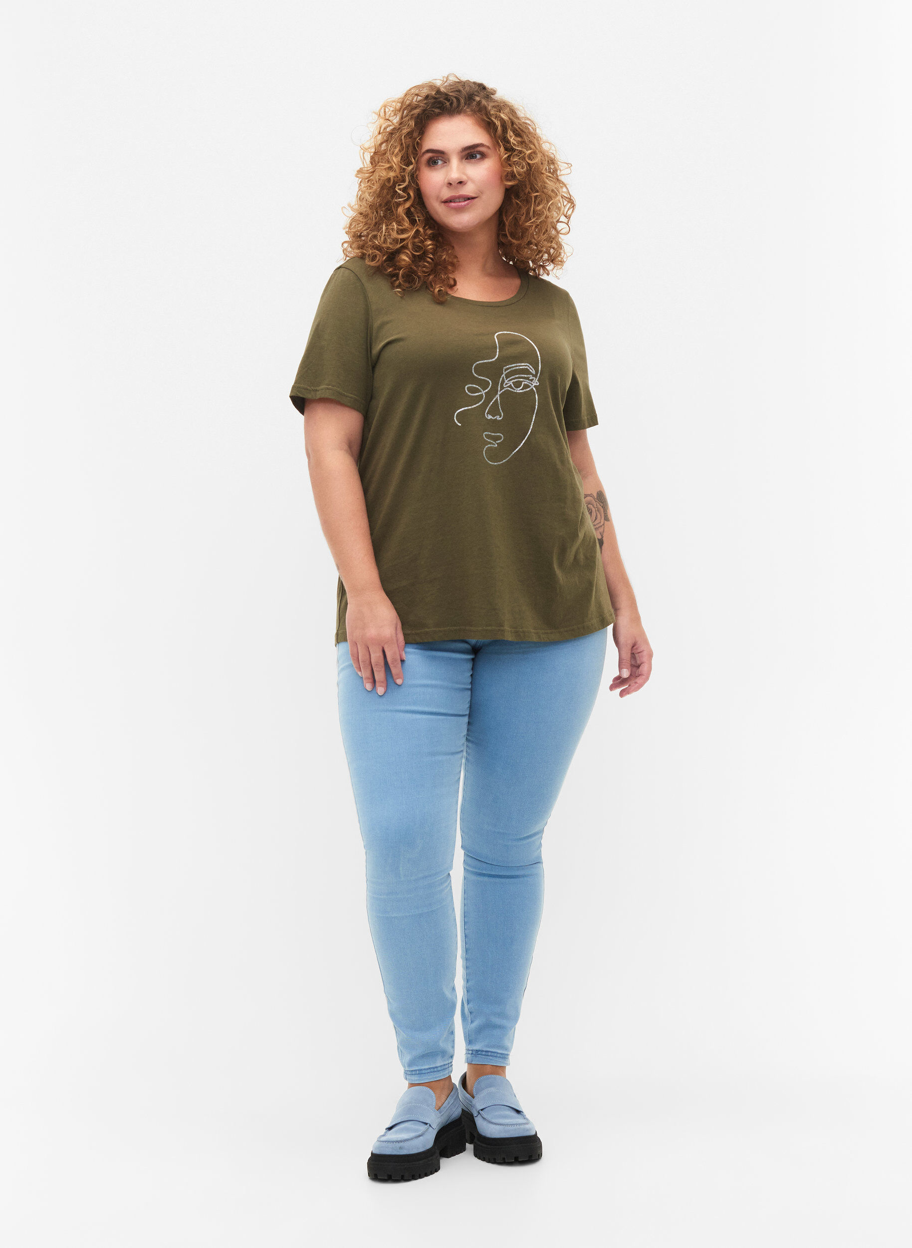 Zizzi T-shirt med glimmertryck i bomull, Ivy G. Shimmer Face, Model image number 2