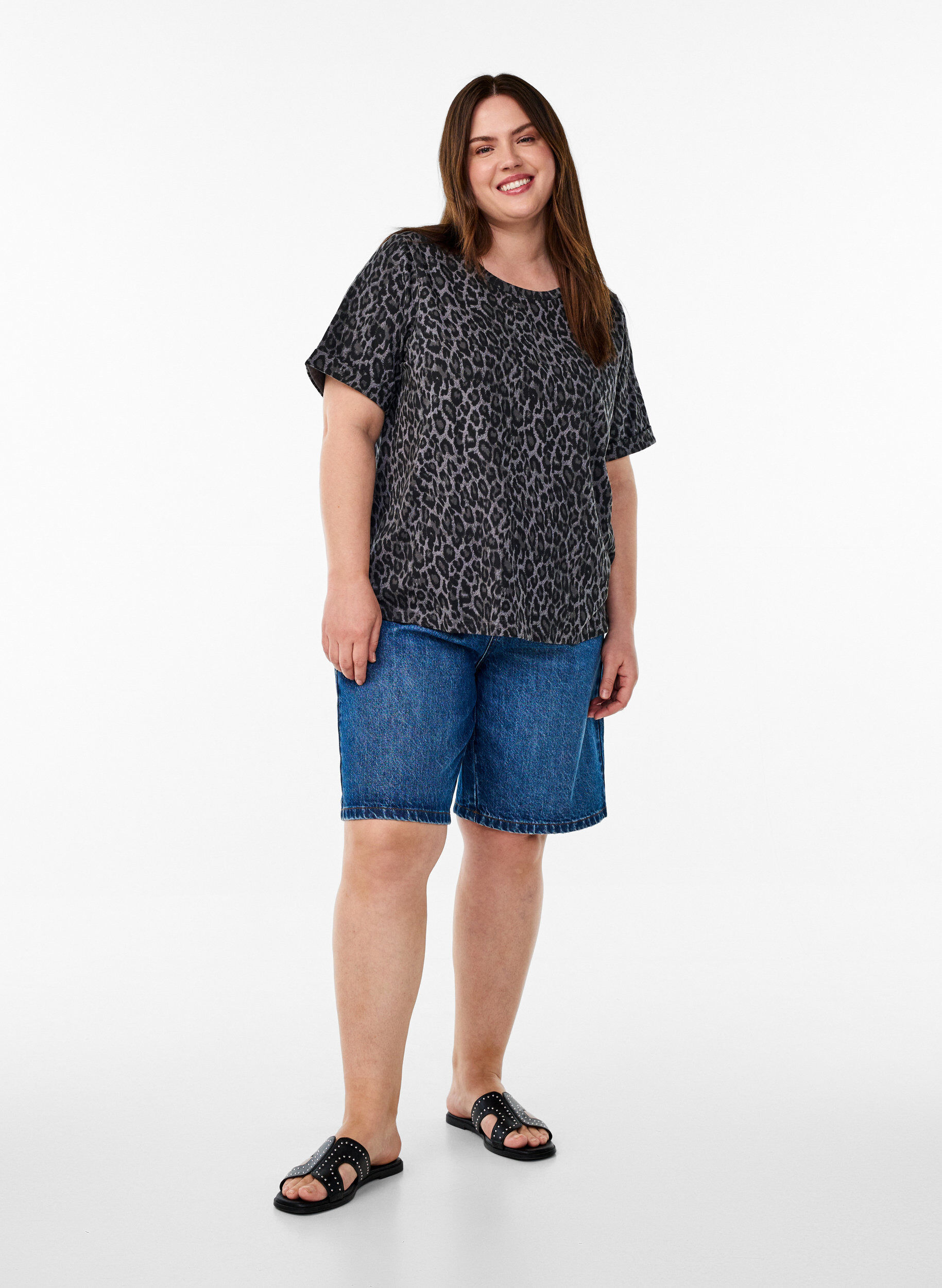 Zizzi T-shirt med rund hals och helt&auml;ckande tryck, Gr&aring;, Model image number 1