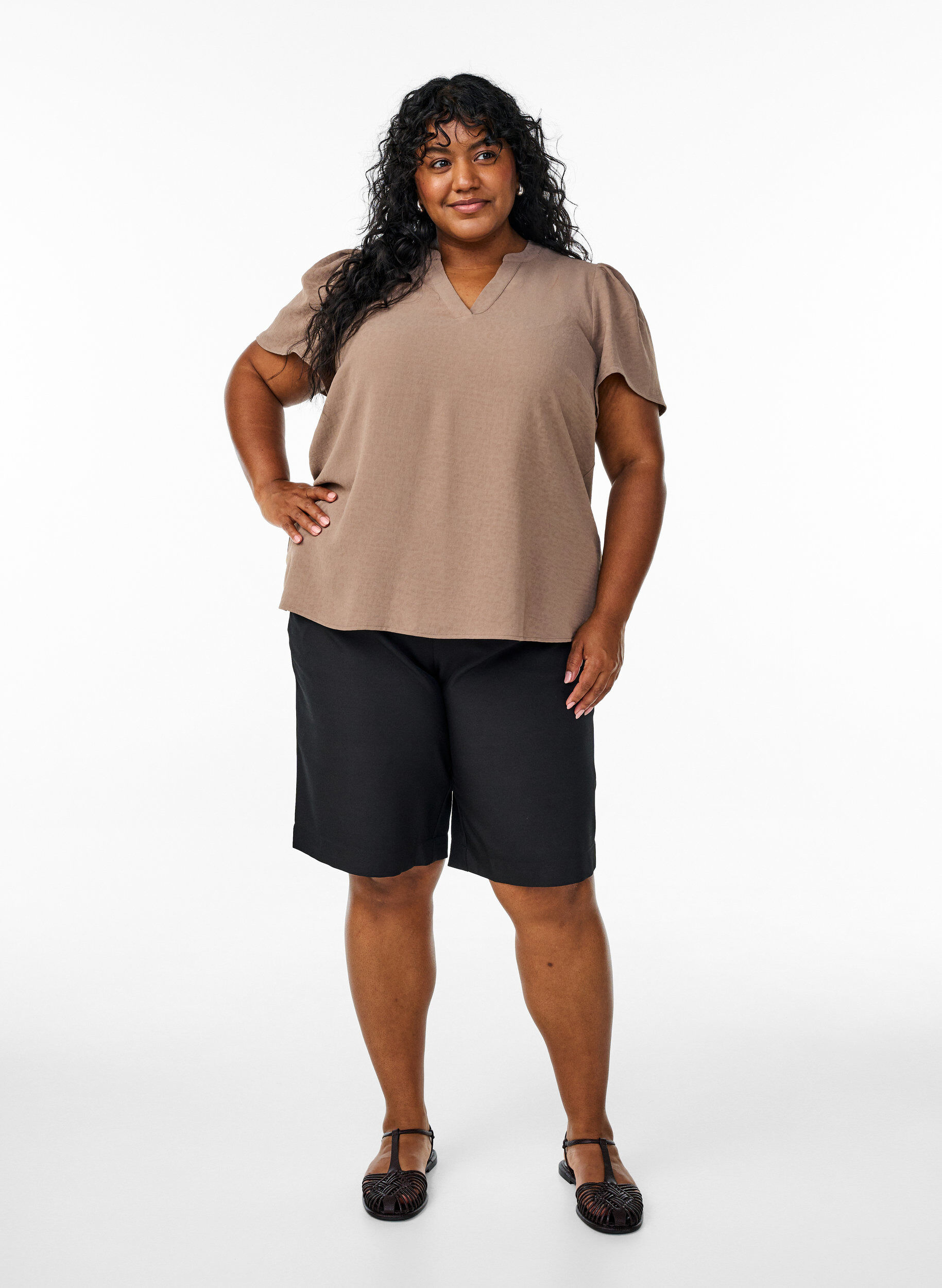 Zizzi Blus med korta volang&auml;rmar och V-ringning, Brun, Model image number 1