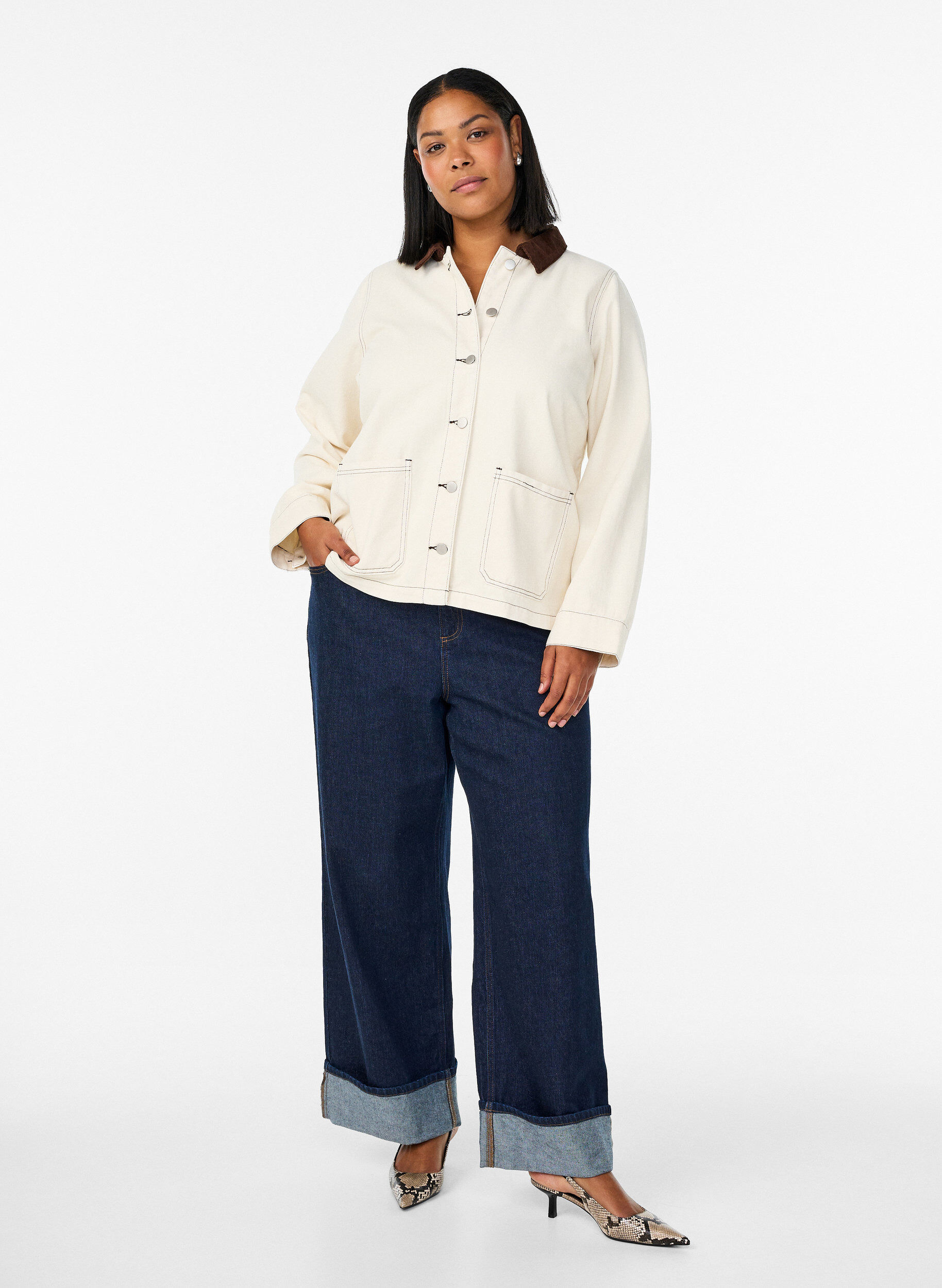 Zizzi F&auml;rgad jeansjacka med kontrastkrage, Vanilla, Model image number 1