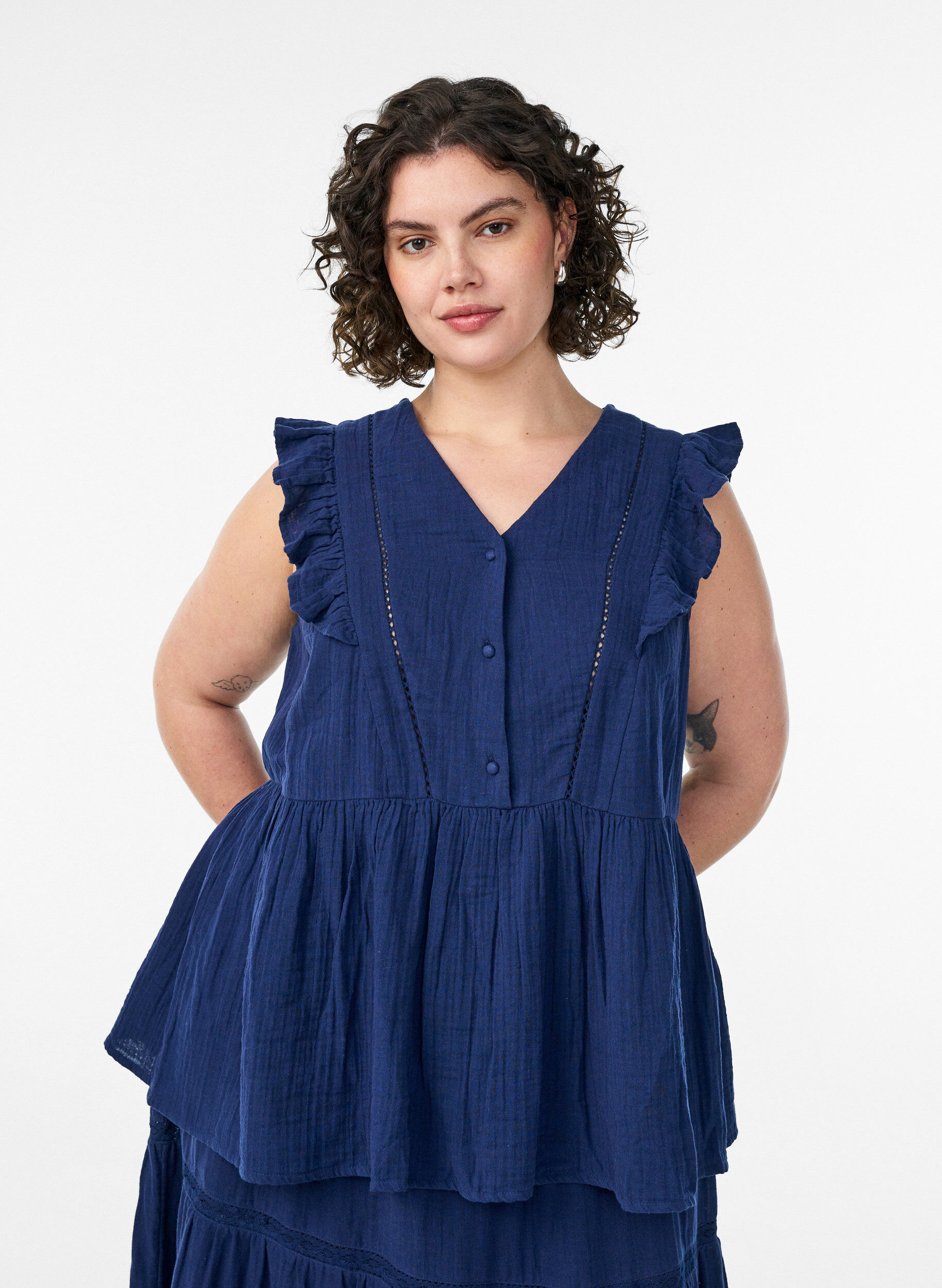 &Auml;rml&ouml;s blus i bomullsmuslin med volanger, Bl&aring;, Model