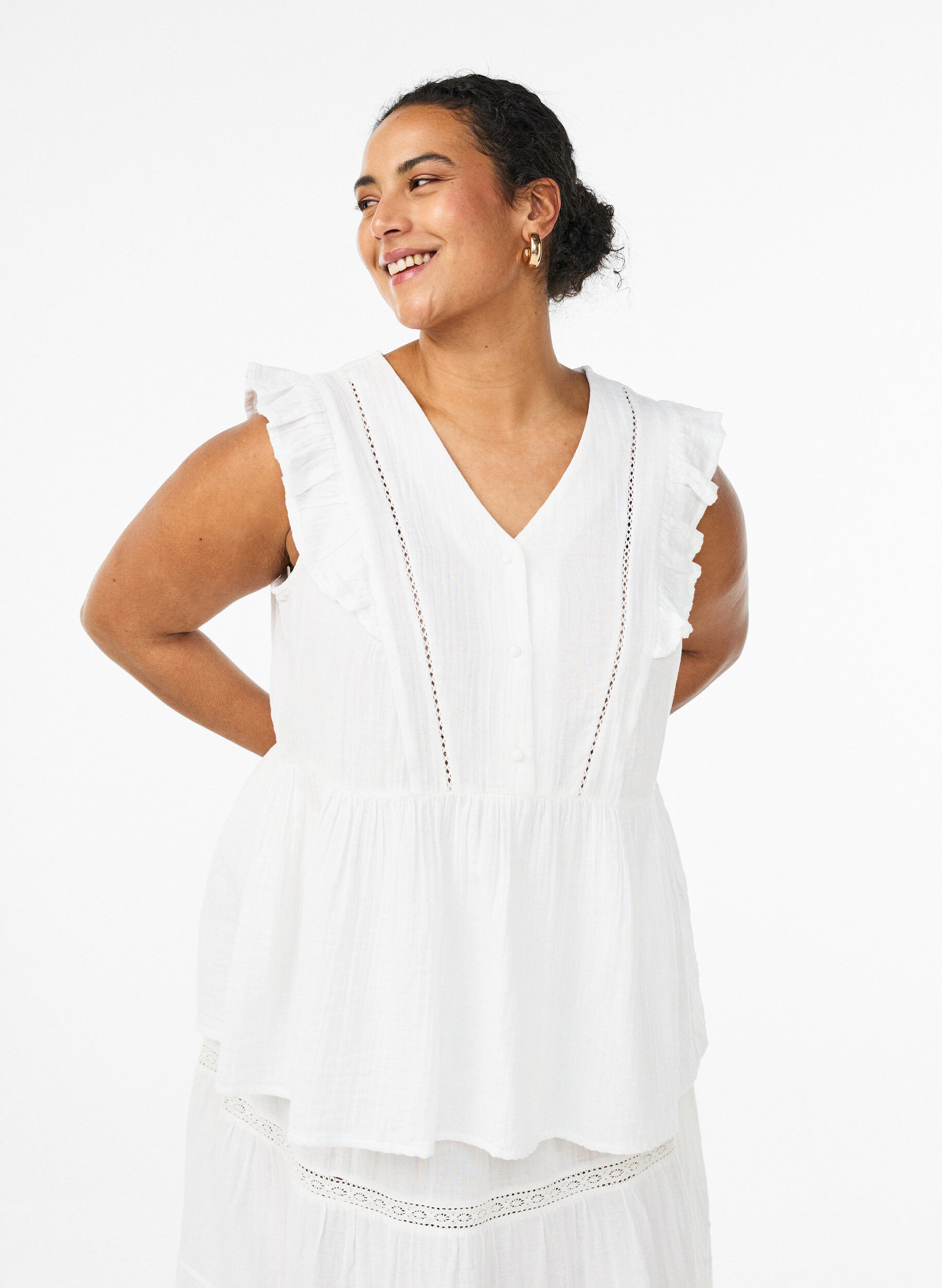 &Auml;rml&ouml;s blus i bomullsmuslin med volanger, Vit, Model