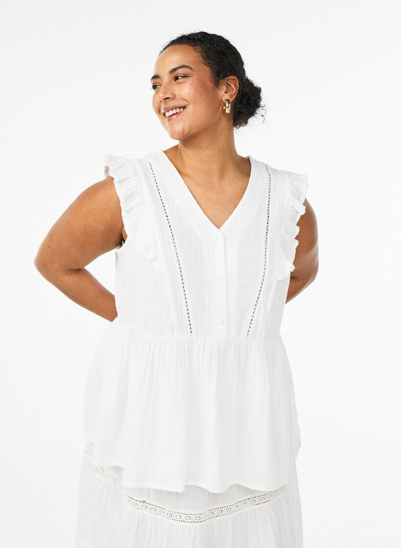 &Auml;rml&ouml;s blus i bomullsmuslin med volanger, Vit, Model image number 0