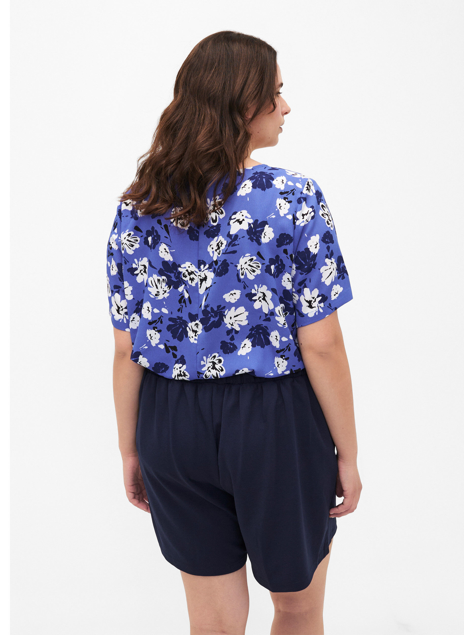 Zizzi FLASH - L&ouml;st sittande shorts med fickor, Bl&aring;, Model image number 2