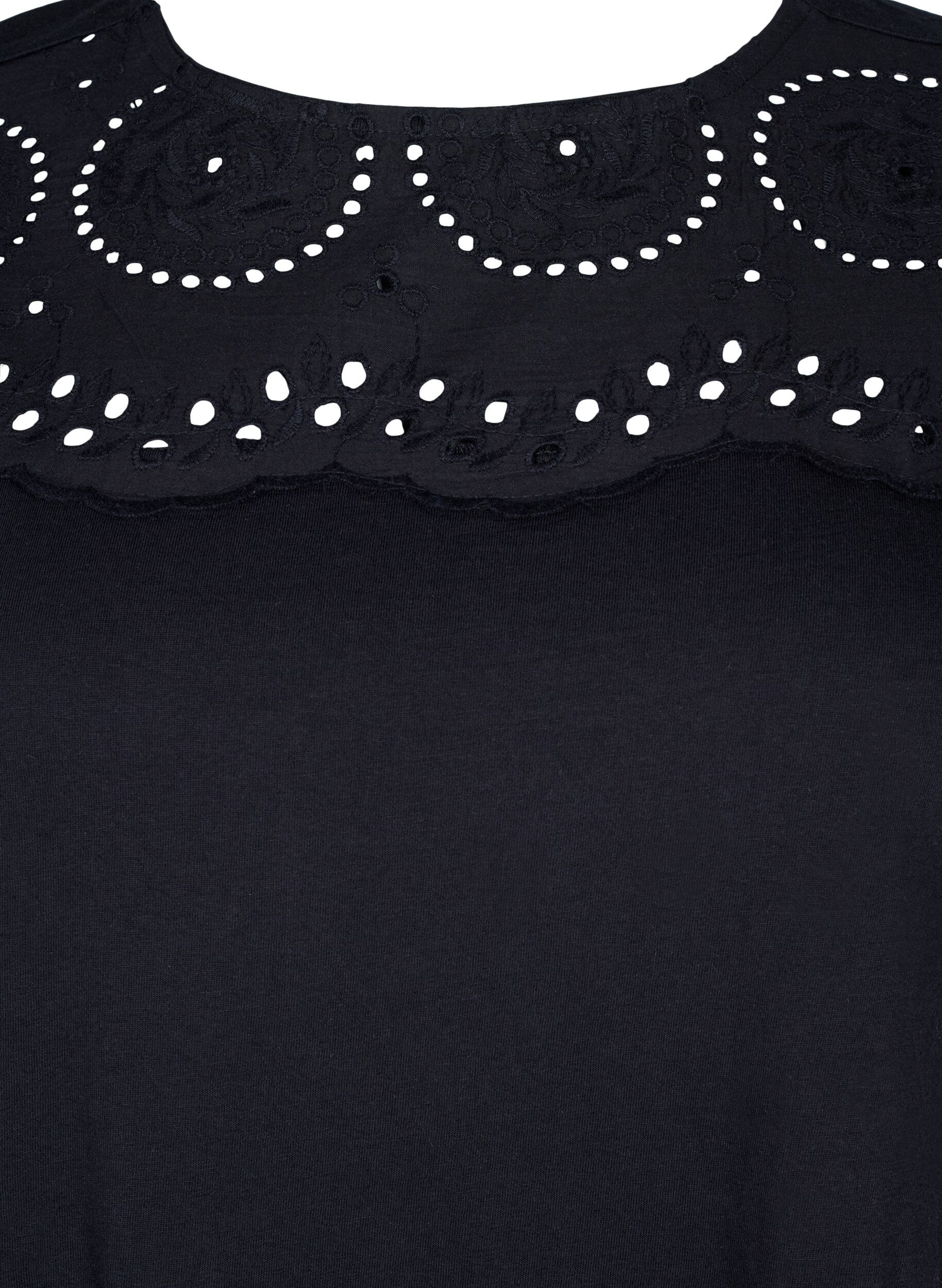 Zizzi T-shirt i ekologisk bomull med anglaise-broderi, Black, Packshot image number 2