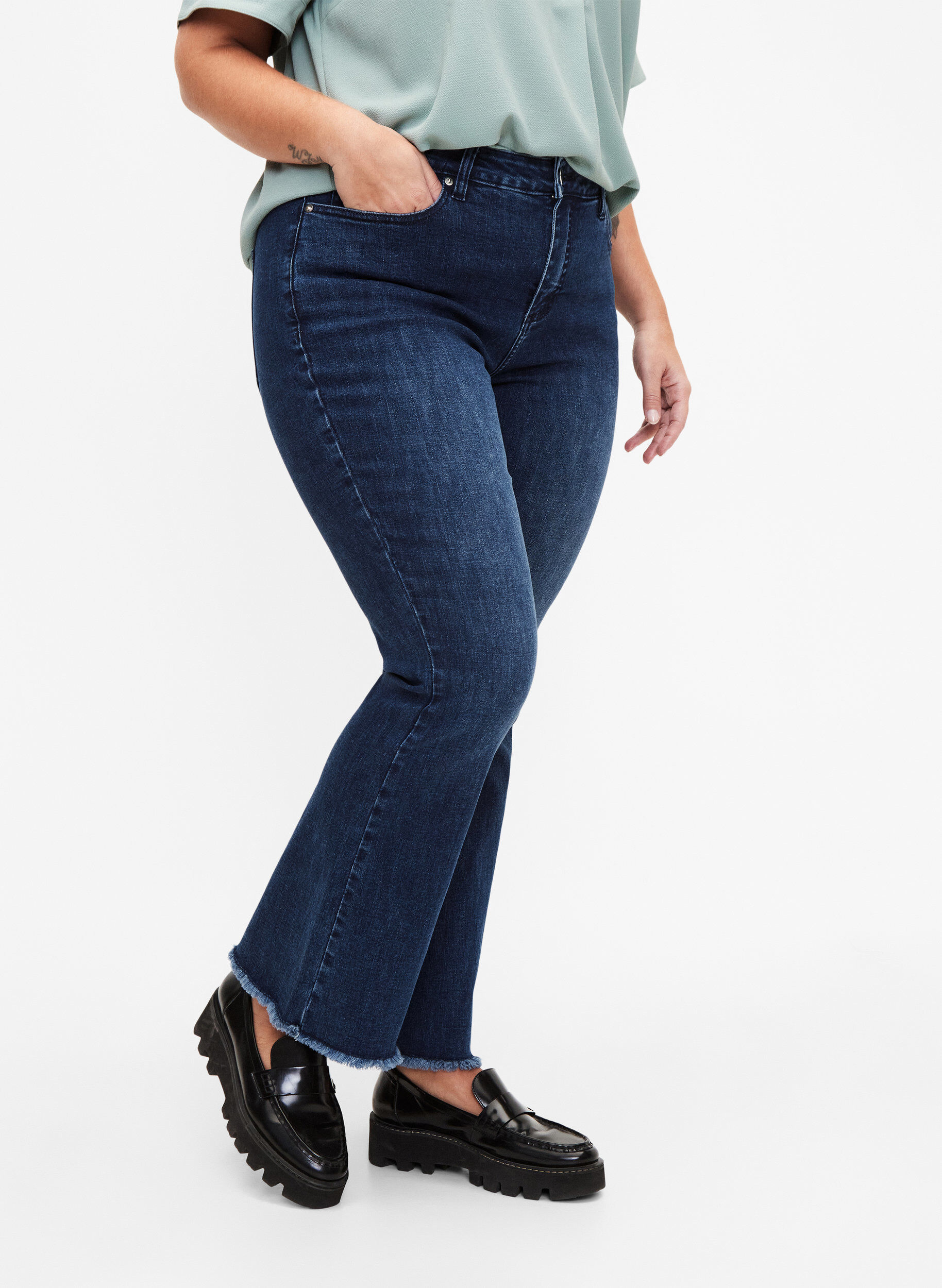 Zizzi Ellen bootcut jeans med r&aring; kant, Blue denim, Model image number 2