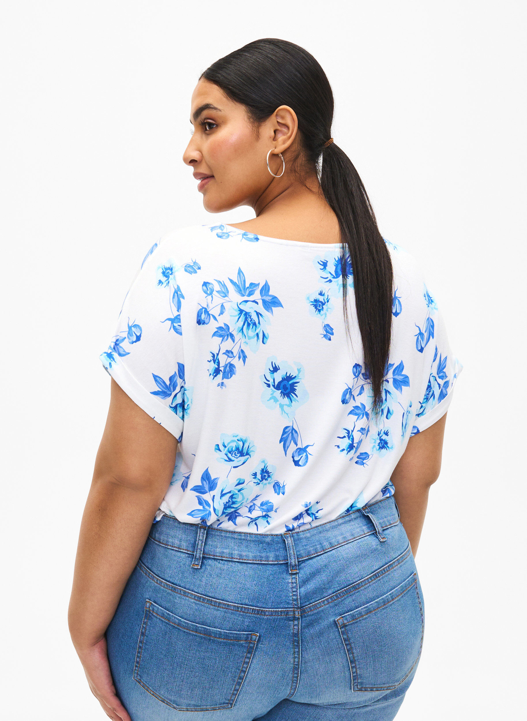 Zizzi Blommig blus i viskos med kort &auml;rm, White Blue AOP, Model image number 1