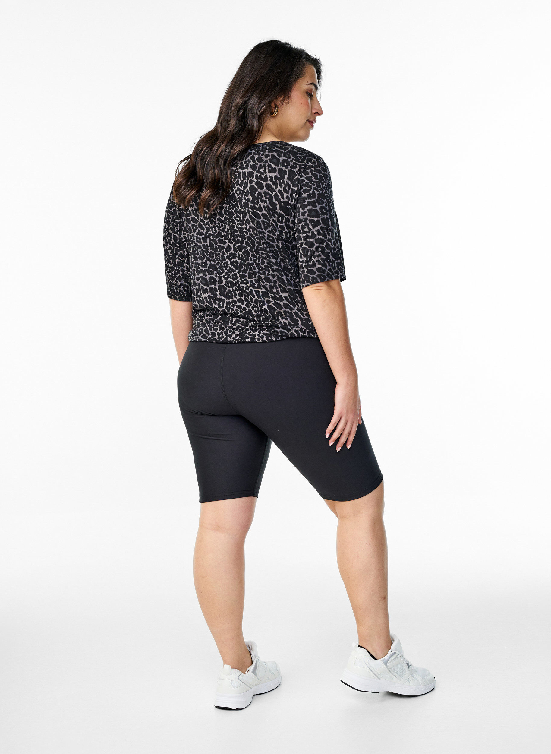 Zizzi Figurn&auml;ra shorts med sidofickor, Svart, Model image number 2