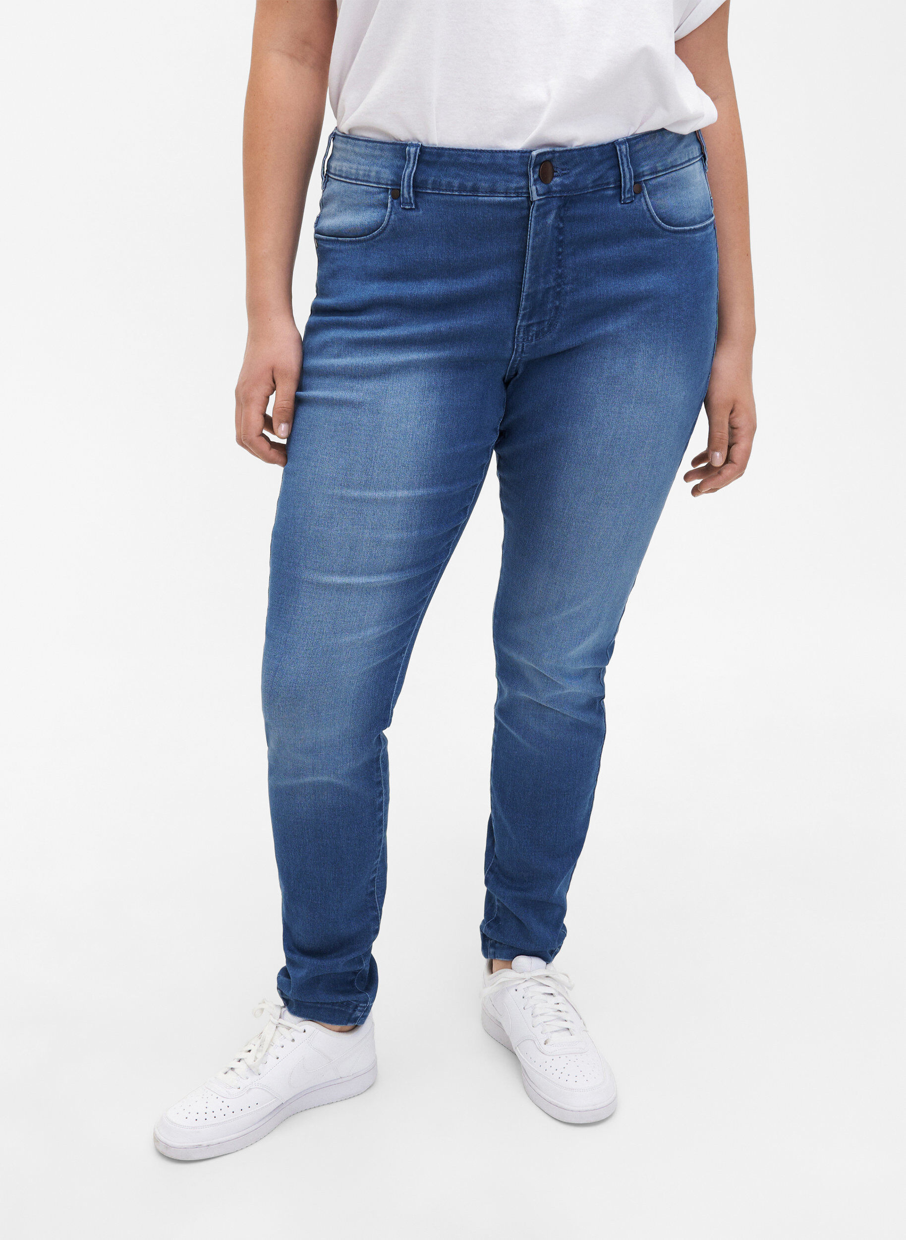 Zizzi Viona jeans med normal midja, Bl&aring;, Model image number 2