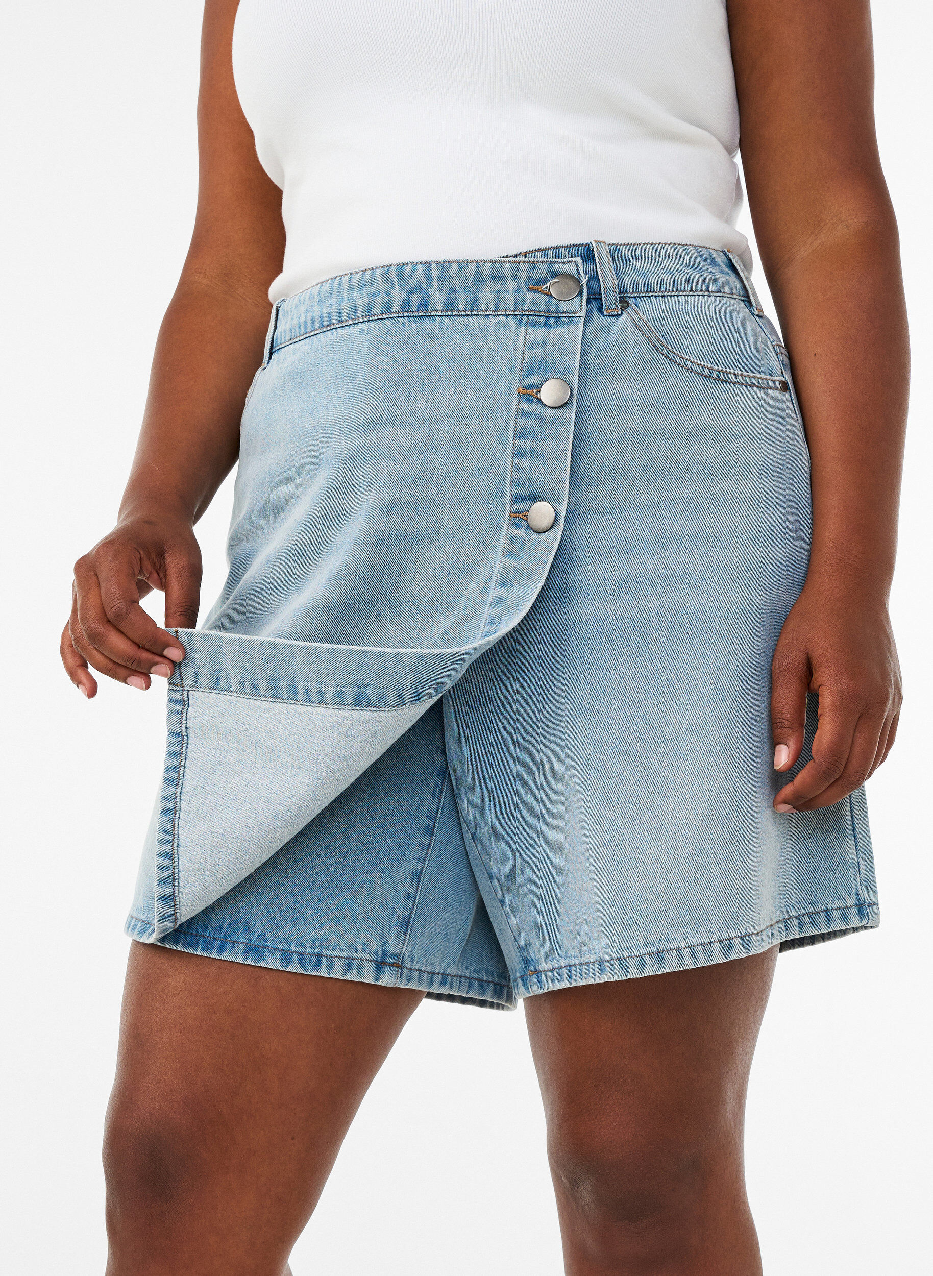 ZizziDenimskorts med omlotteffekt och h&ouml;g midja, Bl&aring;, Model image number 3