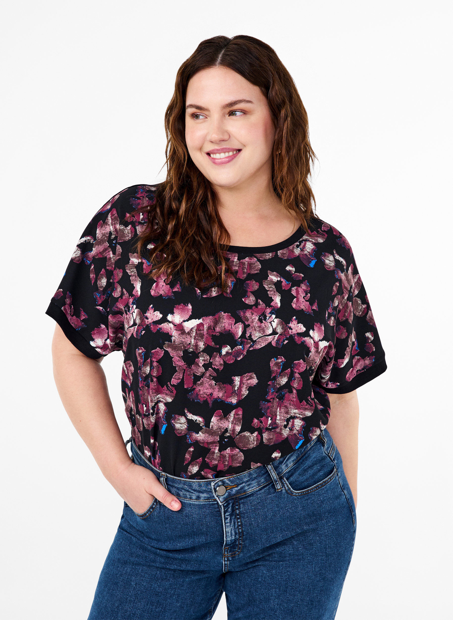 Zizzi L&ouml;st sittande t-shirt med blommigt tryck, Black Purple Fl. AOP, Model image number 0