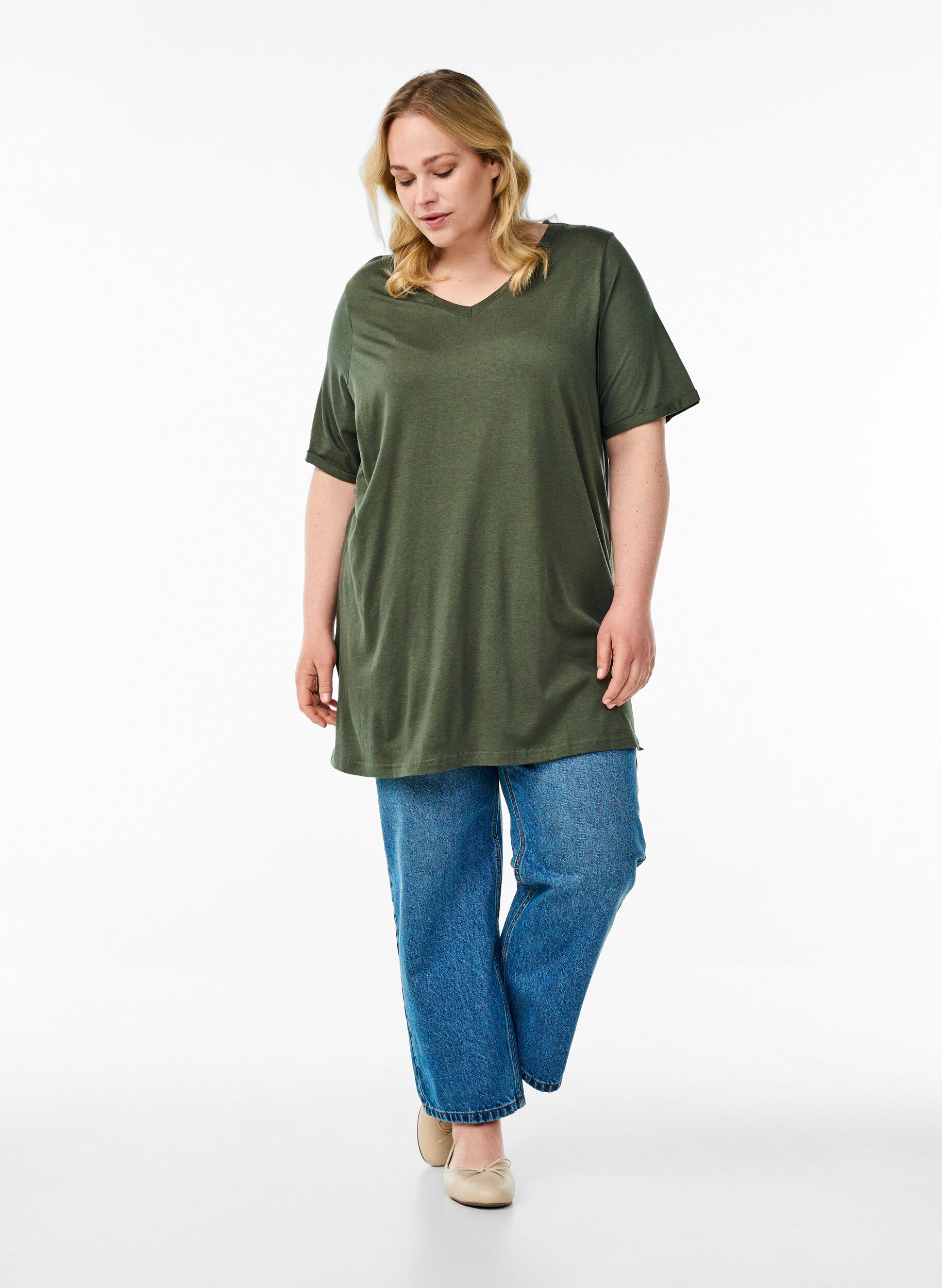 Zizzi Enf&auml;rgad oversize t-shirt med v-hals, Gr&ouml;n, Model image number 1