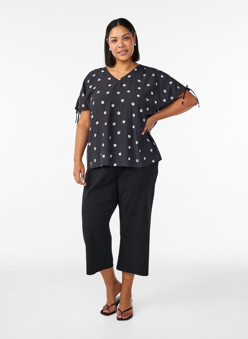 Byxor med l&ouml;s passform och 7/8-l&auml;ngd, Svart, Model image number 1