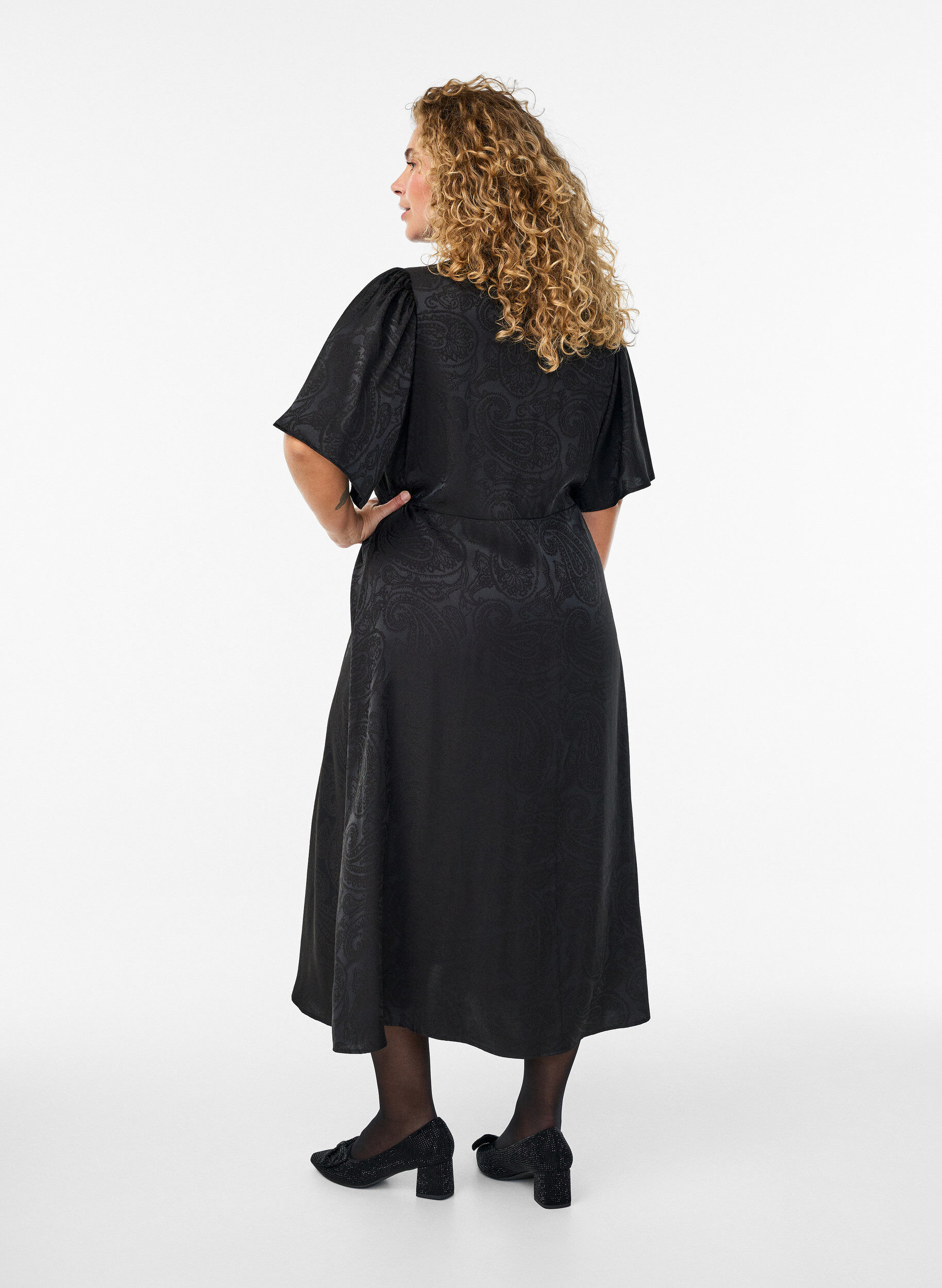 ZizziMidikl&auml;nning i jacquard med paisleym&ouml;nster och ving&auml;rmar, Svart, Model image number 1