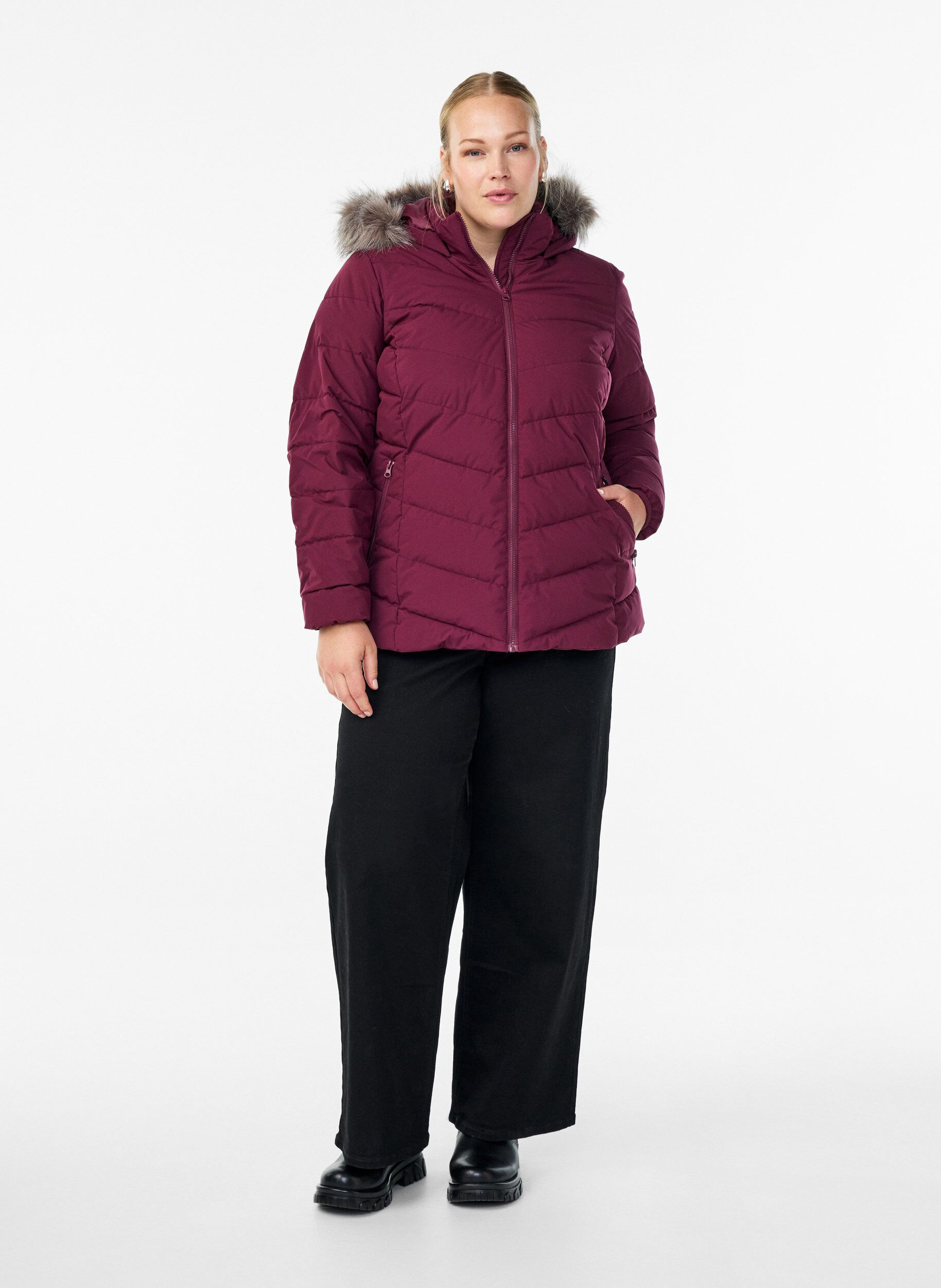 ZizziKort pufferjacka med huva, M&ouml;rk Bordeaux, Model image number 1