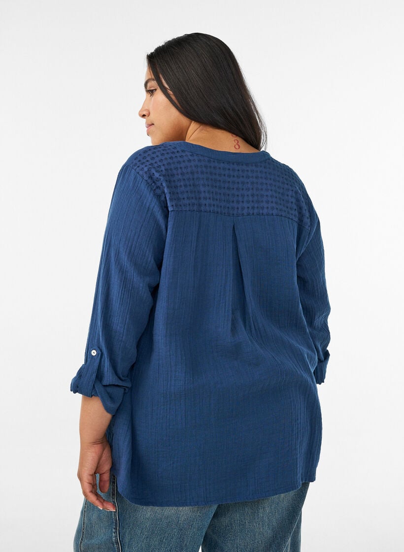 Blus i bomullsmuslin med broderie anglaise, Bl&aring;, Model image number 2