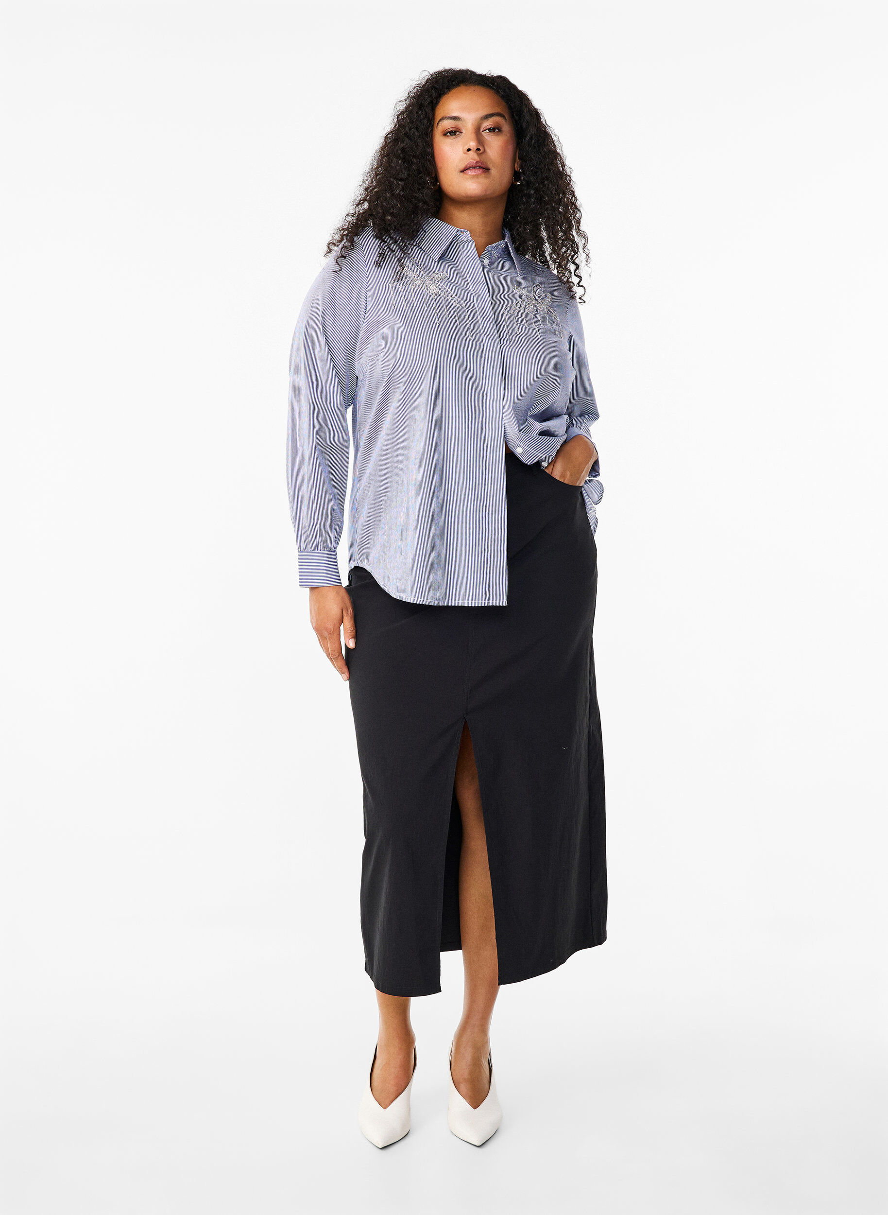 Zizzi Skjorta i ekologisk bomull med p&auml;rlbroderi, Bl&aring;, Model image number 1