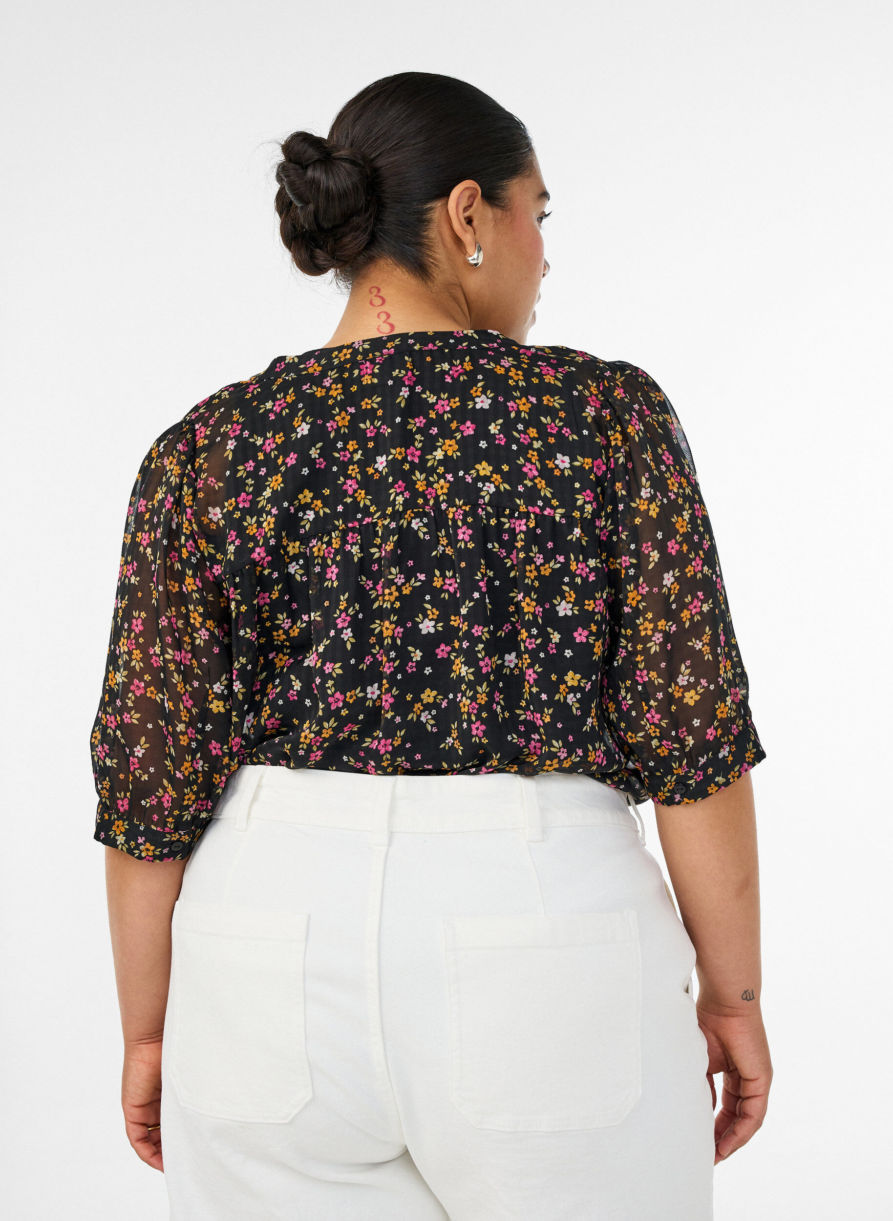 ZizziBlus med blommigt m&ouml;nster och v-ringning, Svart, Model image number 2
