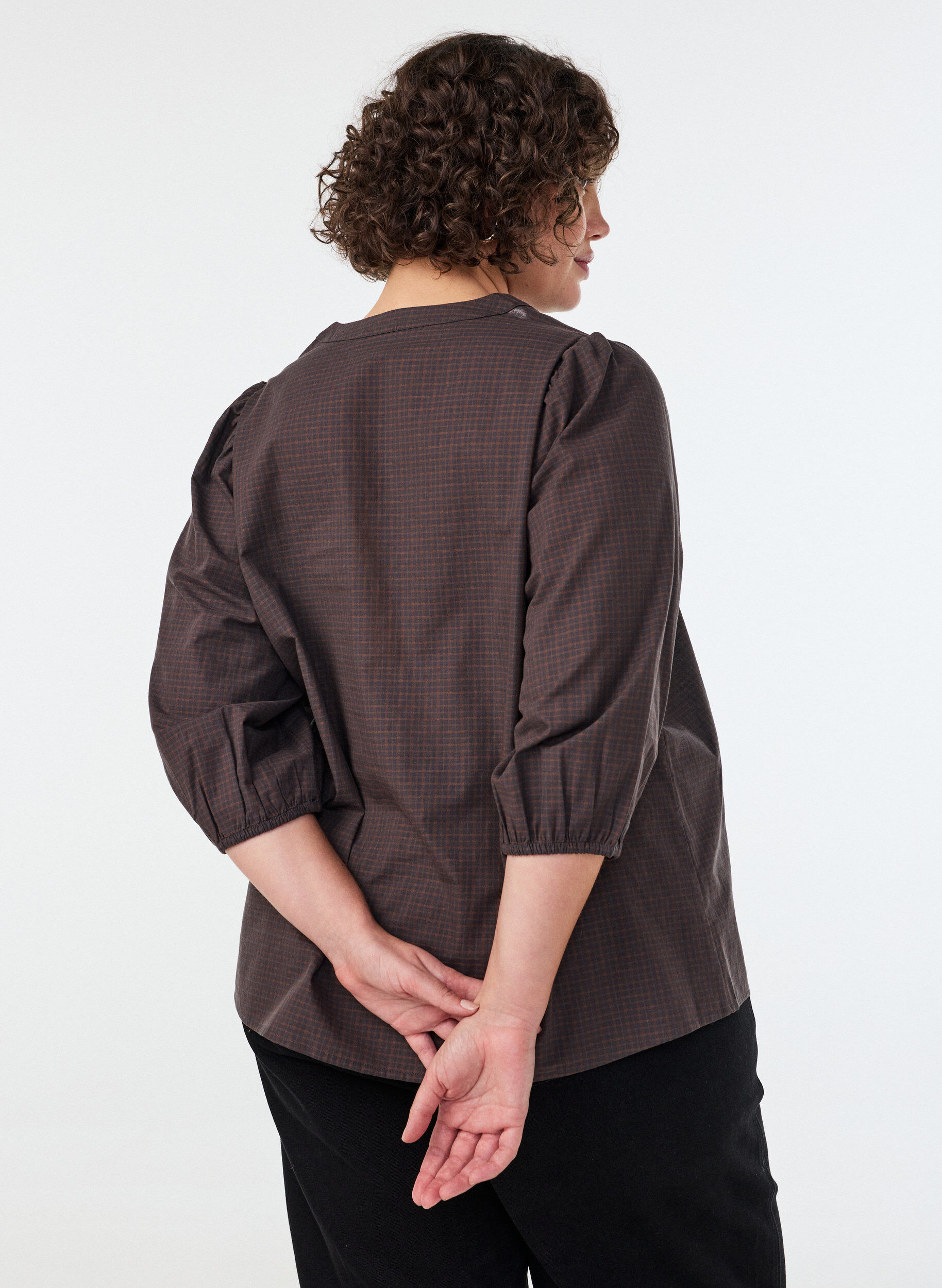 ZizziRutig blus med V-ringning och 3/4-&auml;rmar, Brun, Model image number 2
