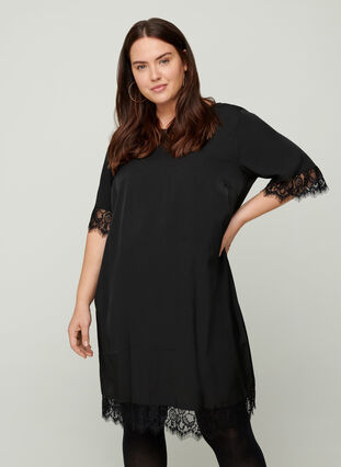 Kortärmad klänning med spetsdetaljer, Black, Model image number 0